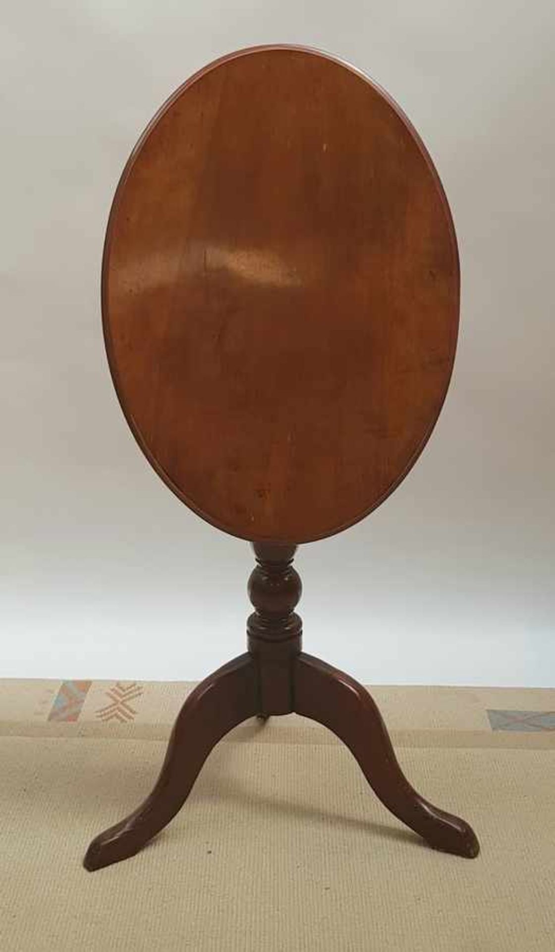 (Antiek) BijzettafelEngelse ovale mahonie tilt top tafel, eind 19e eeuw. Conditie: In goede staat. - Bild 3 aus 4