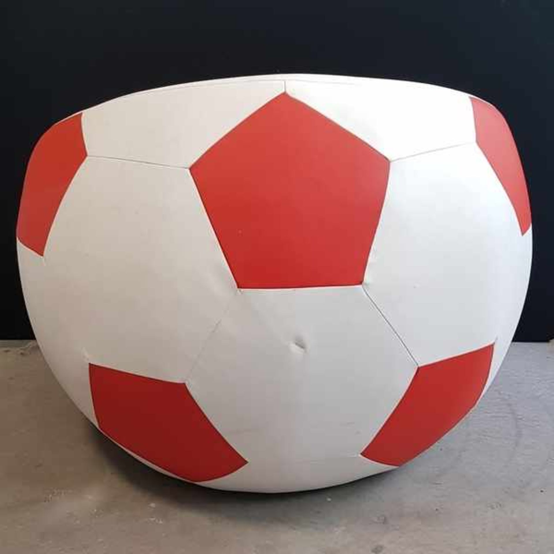 (Curiosa) Voetbal stoelRood/witte voetbal stoel. Conditie: In redelijke staat. Afmetingen: Hoogte 82 - Bild 4 aus 5