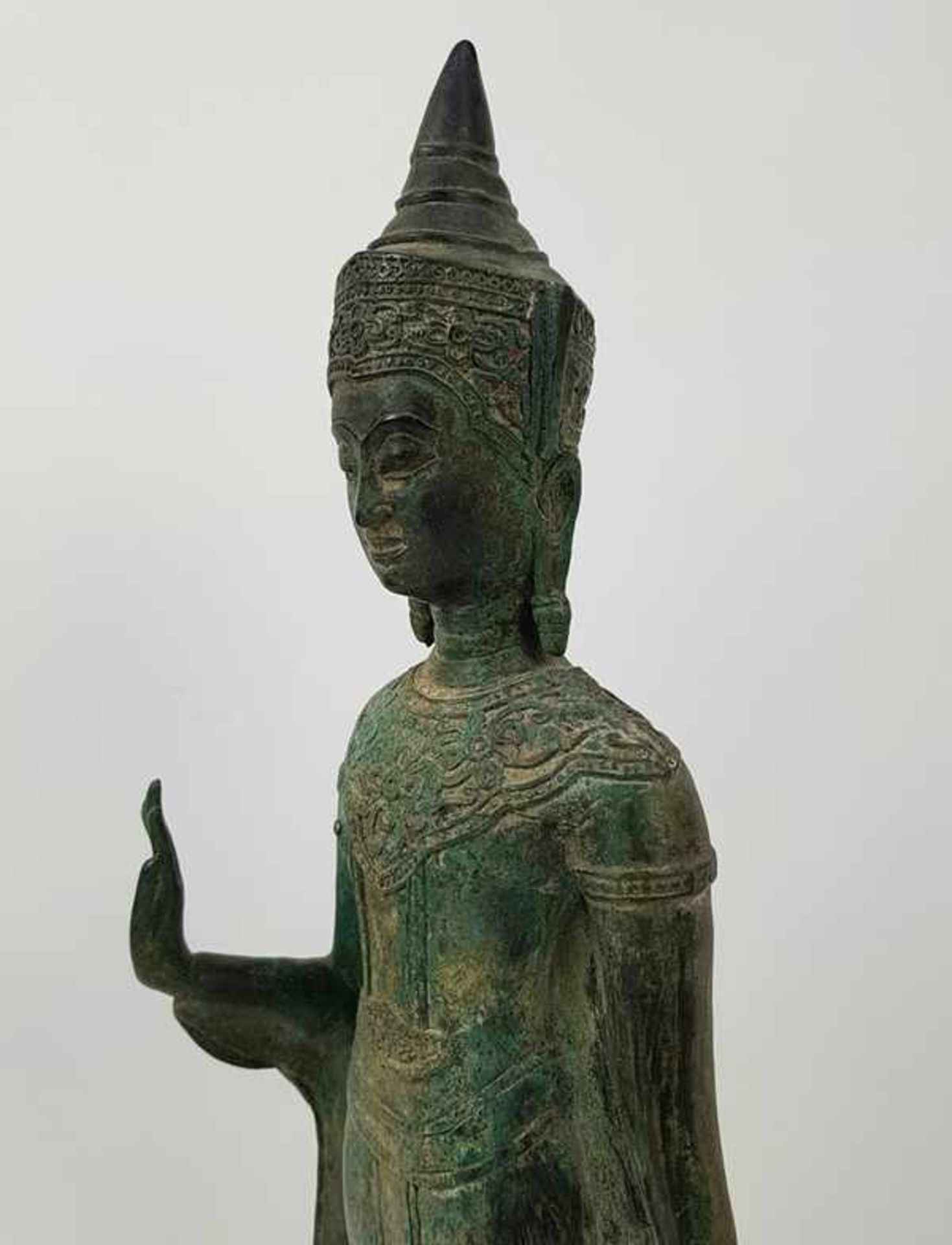 (Aziatica) BoeddhaStaande bronzen Boeddha Cambodja, eind 20e eeuw. Conditie: In goede staat. - Bild 8 aus 8