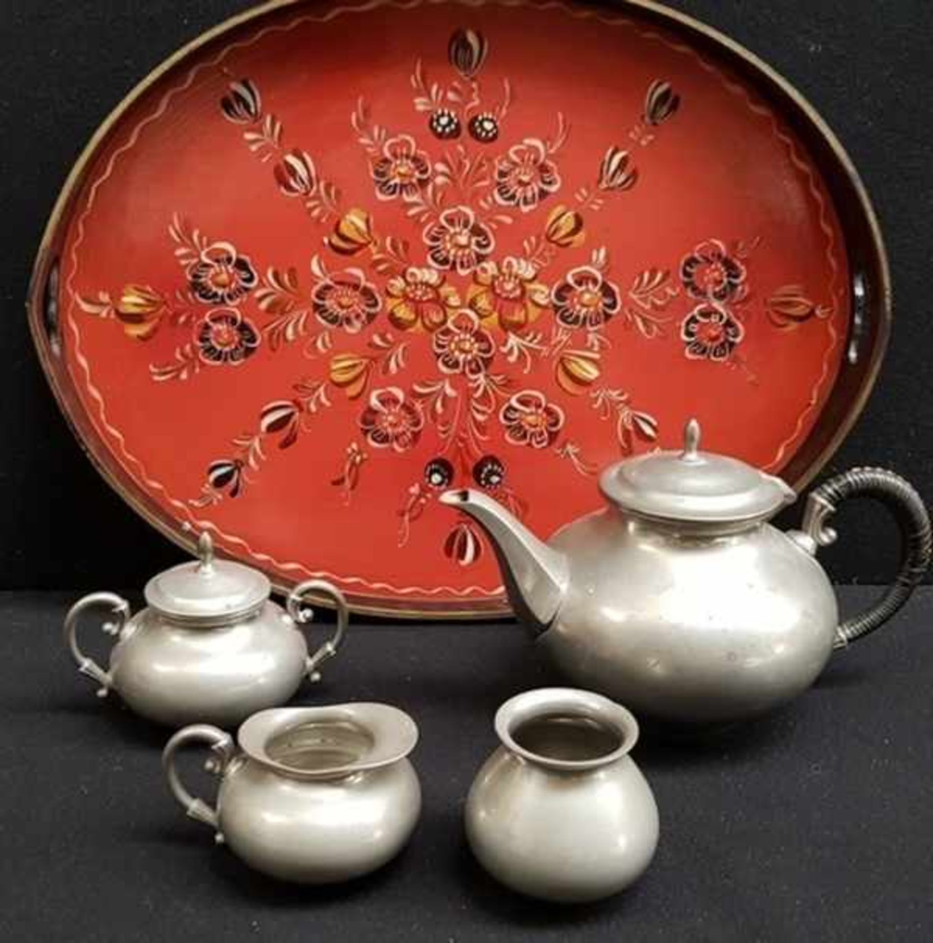 (Curiosa) Metawa tinnen thee servies op Hindeloopen dienblad, eerste helft 20e eeuwTinnen thee