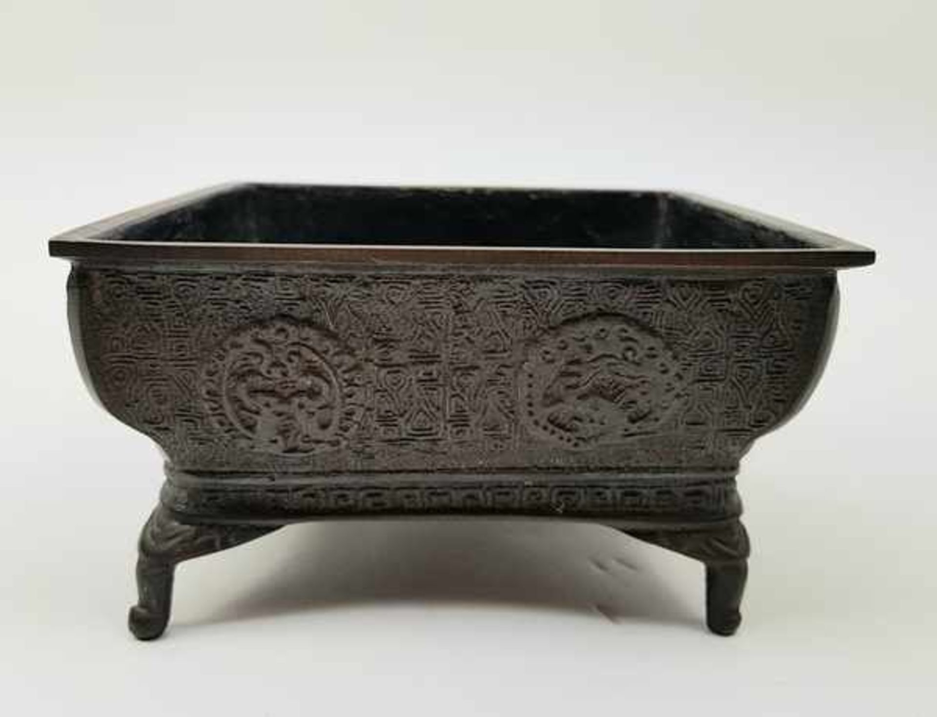 (Curiosa) Bronzen wierookbrander Japan, 20e eeuwVierkante bronzen wierookbrander gedecoreerd met