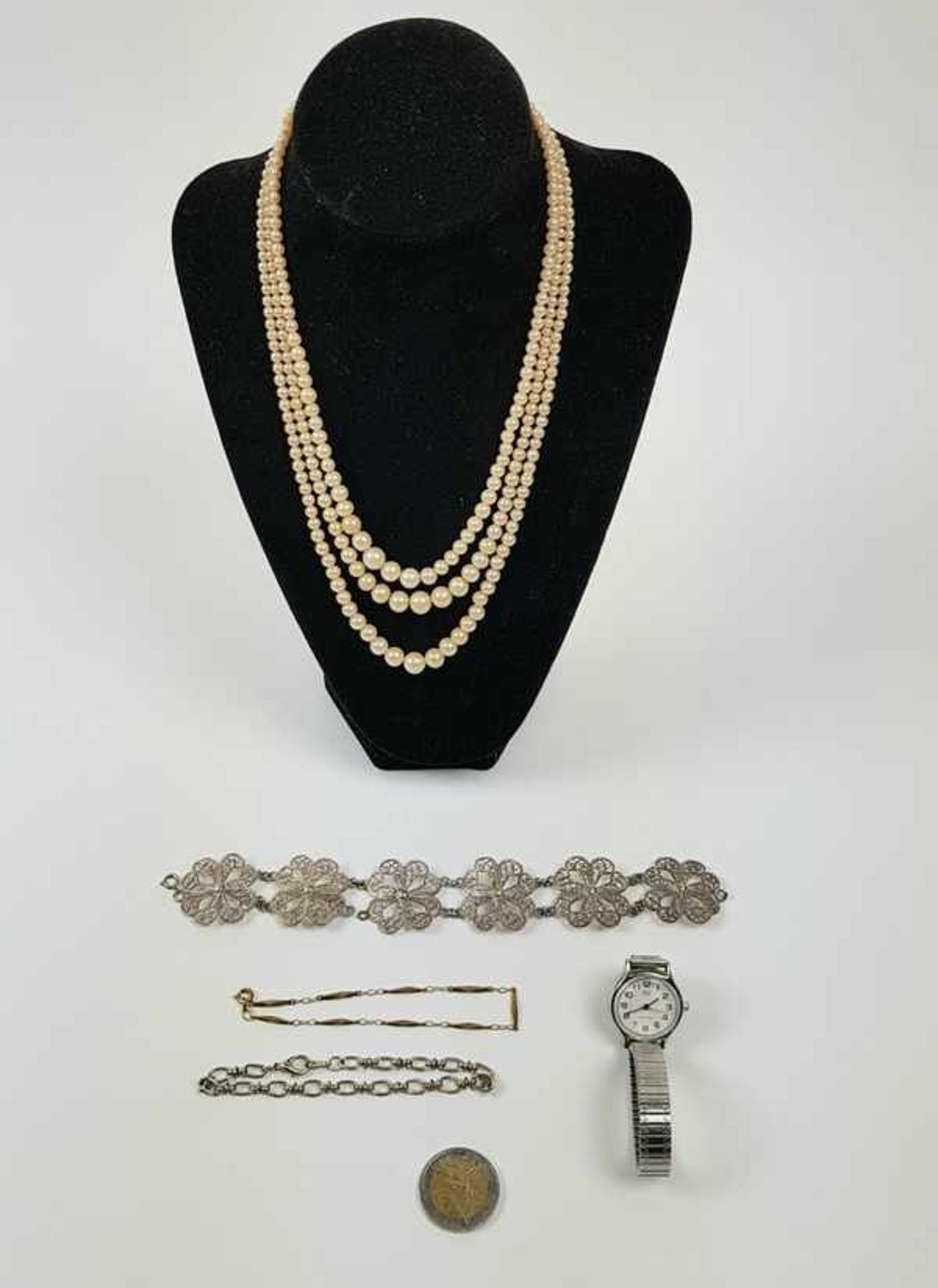 (Sieraden) Lot sieradenLot sieraden drie armbanden, halsketting en horloge. Conditie: In goede - Image 2 of 4
