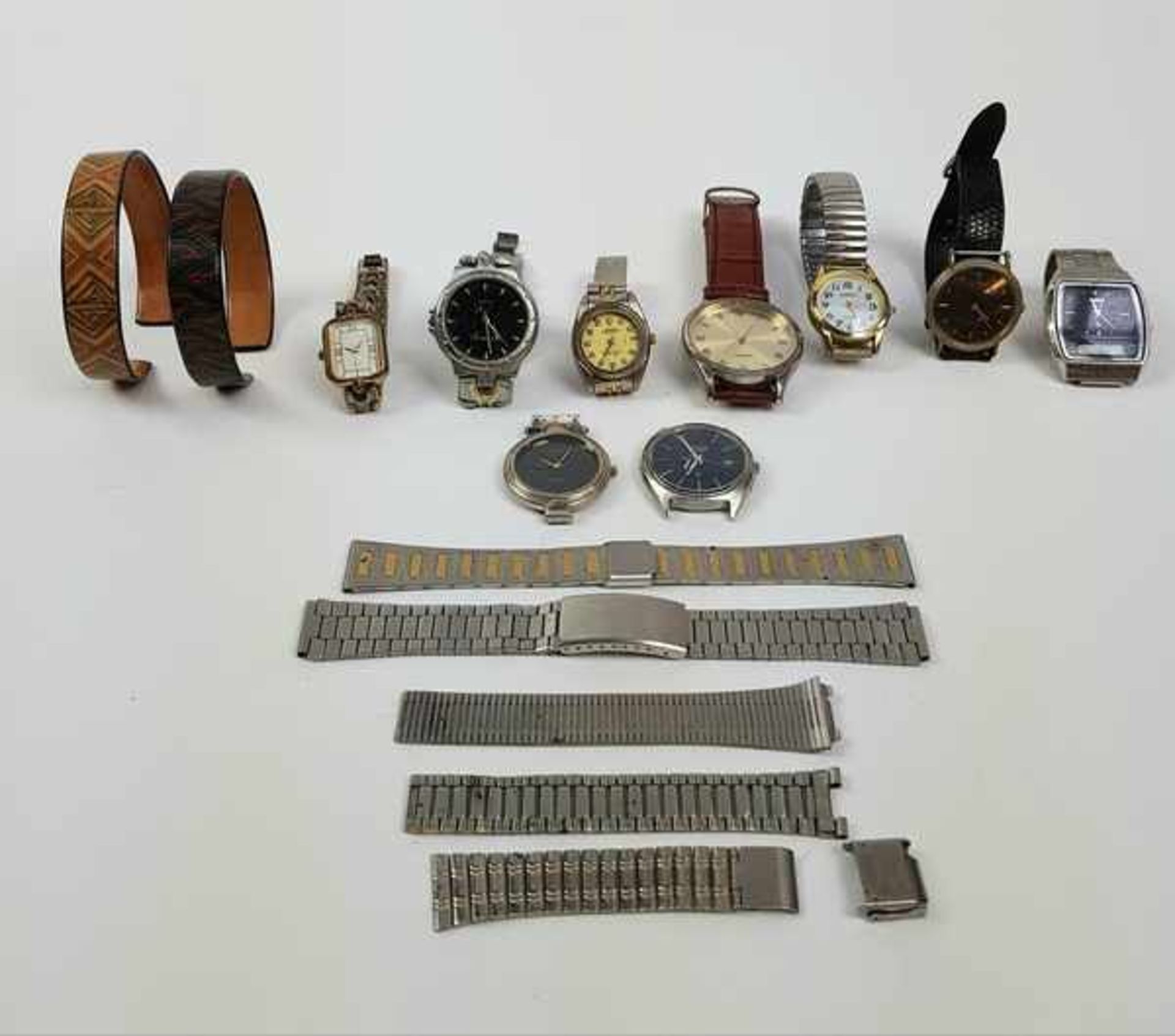 (Sieraden) Horloges en armbandenLot horloges en armbanden, veel sloop. Conditie: Beschadigingen.