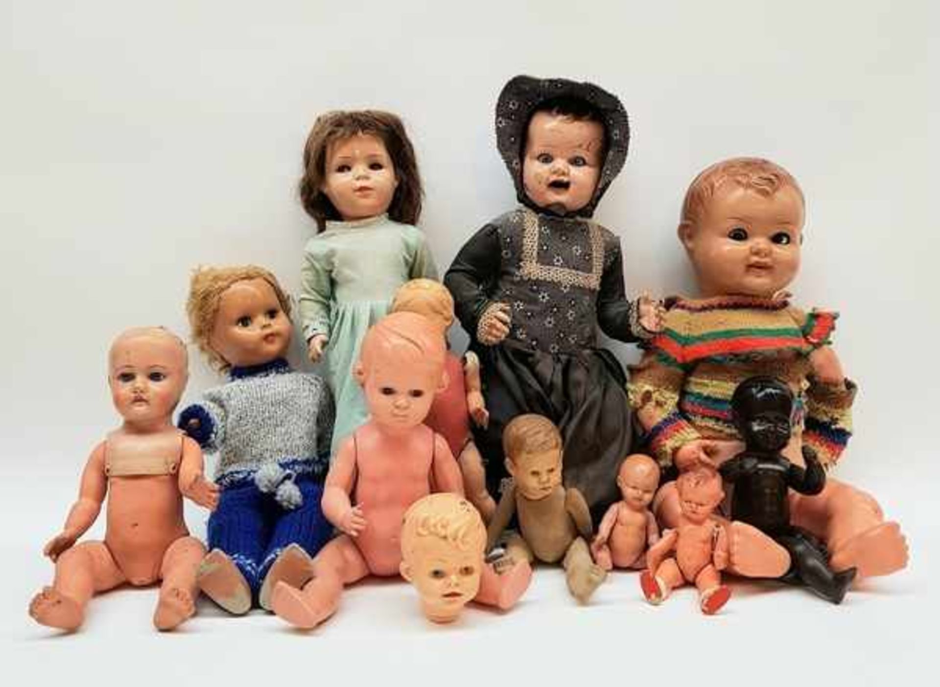 (Speelgoed) PoppenLot met elf oude poppen en een los hoofd, eerste helft 20e eeuw. Conditie: