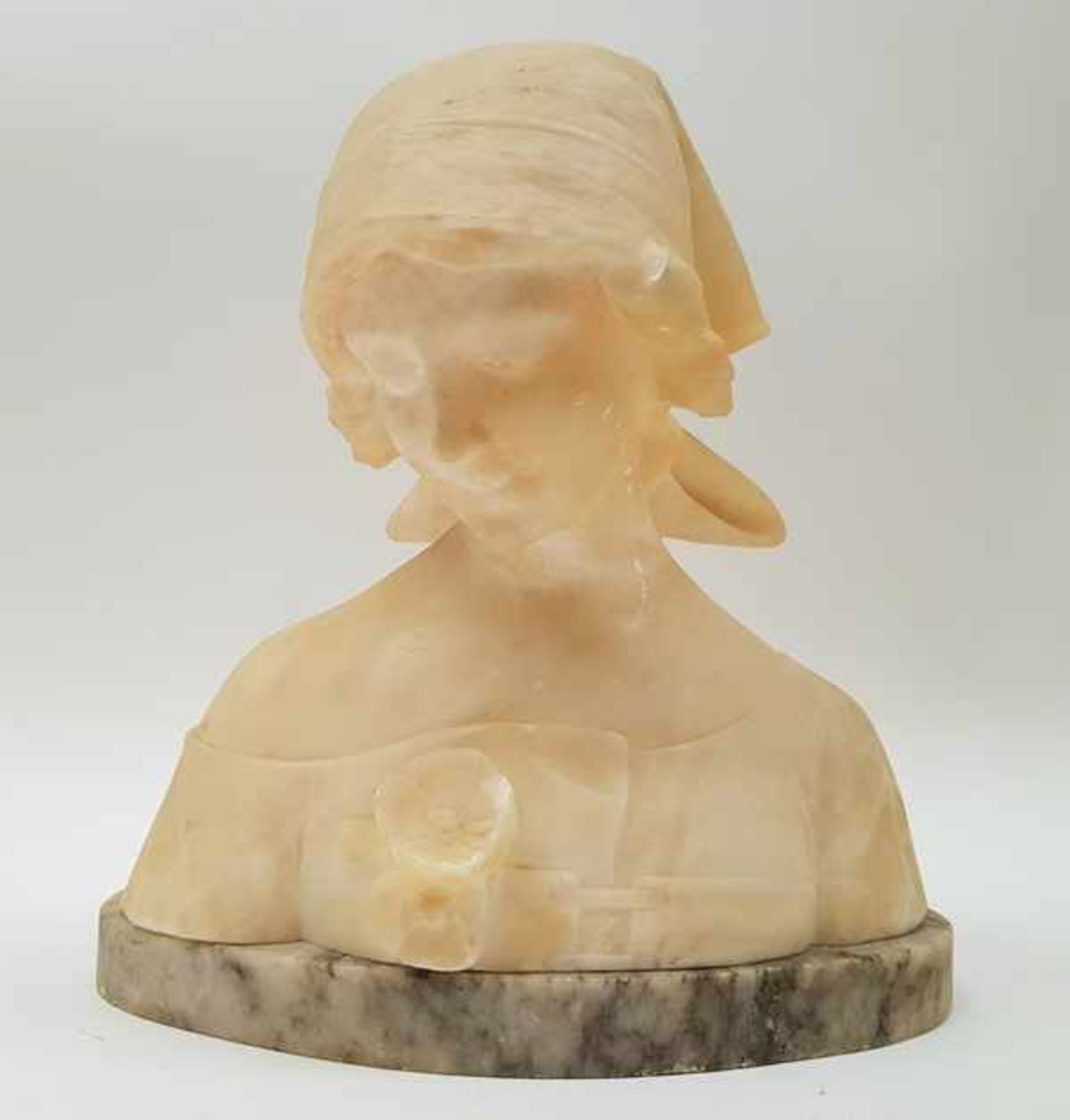 (Curiosa) Buste albastAlbasten buste van een jonge vrouw op marmeren voet, begin 20e eeuw. Conditie:
