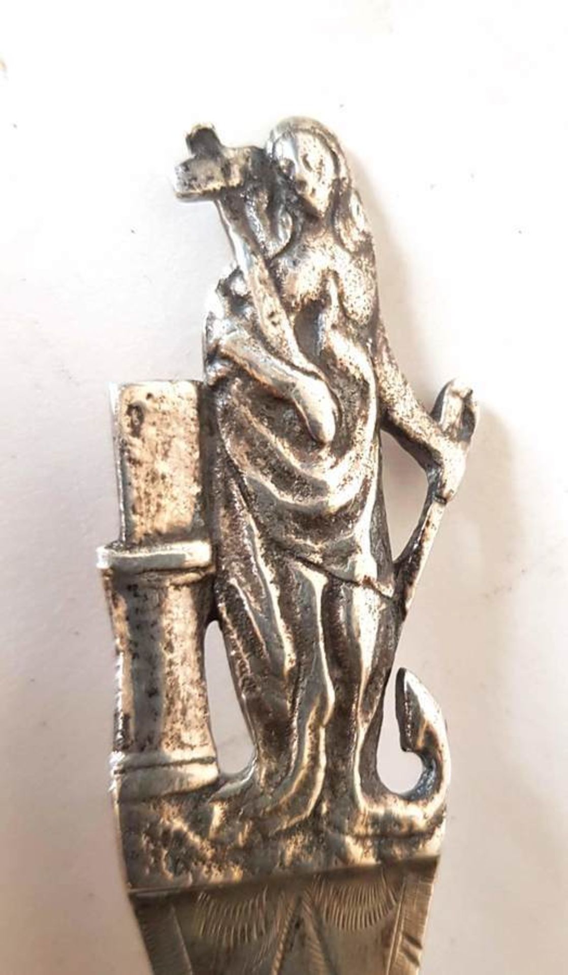 (Zilver) Herdenkingslepel2e gehalte, bekroond met staande figuur en kruis in de hand. Meesterkeur - Image 5 of 12