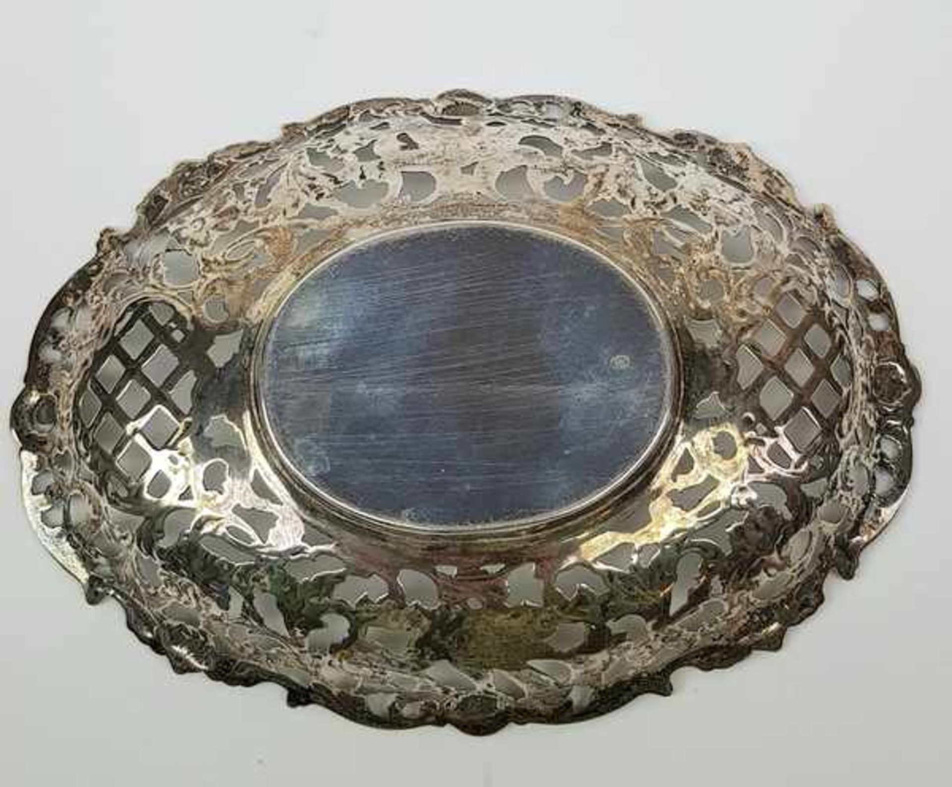 (Antiek) Zilveren bonbonschaal met ajourrandEen ovaal zilveren bonbonschaaltje met ajourrand, tweede - Image 2 of 7