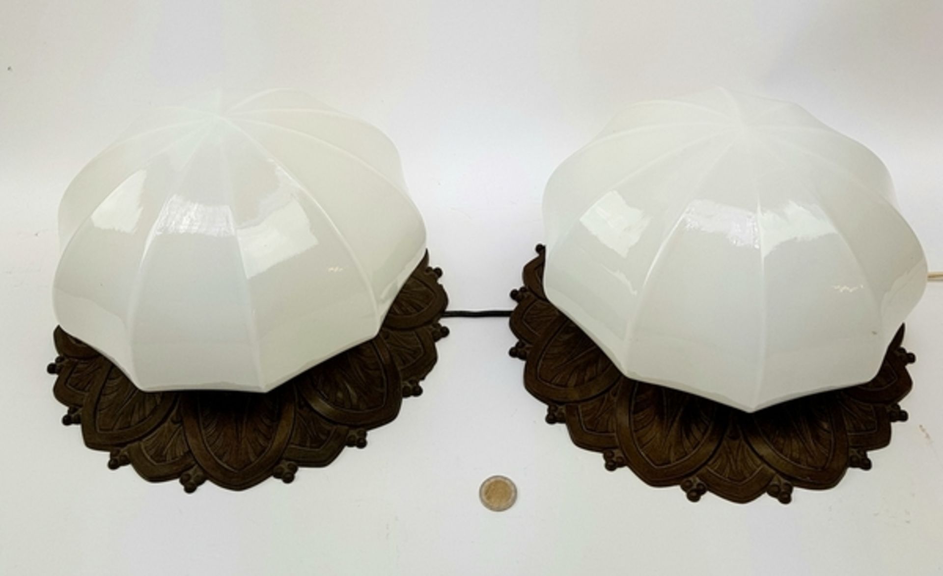 (Design) TafellampenTwee tafellampen in de vorm van een plaffonière, melkglas met messing voet. - Bild 2 aus 5
