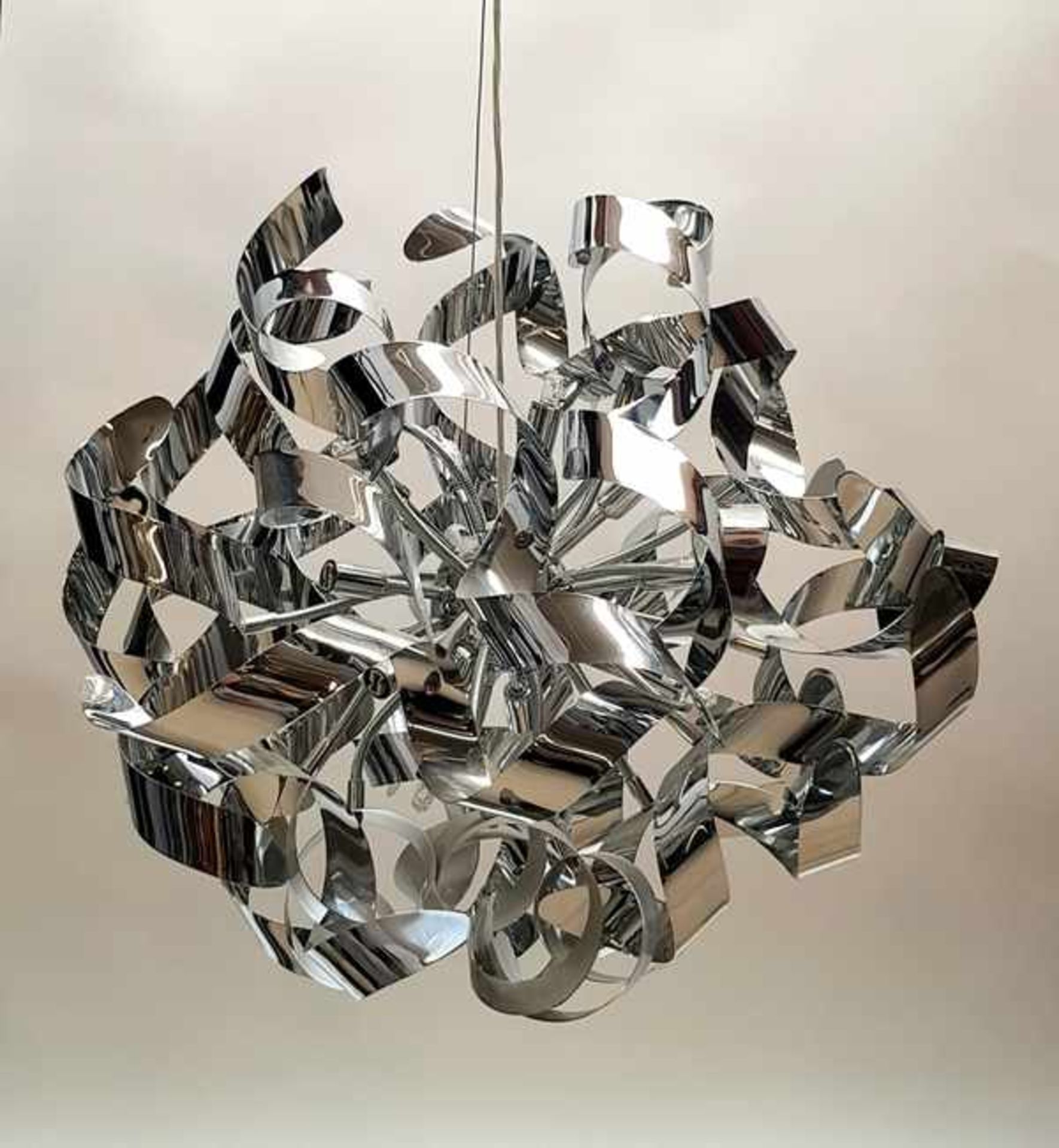 (Design) Chromen hanglamp met krullenChromen hanglamp met krullen van het merk Intergamma. Conditie: