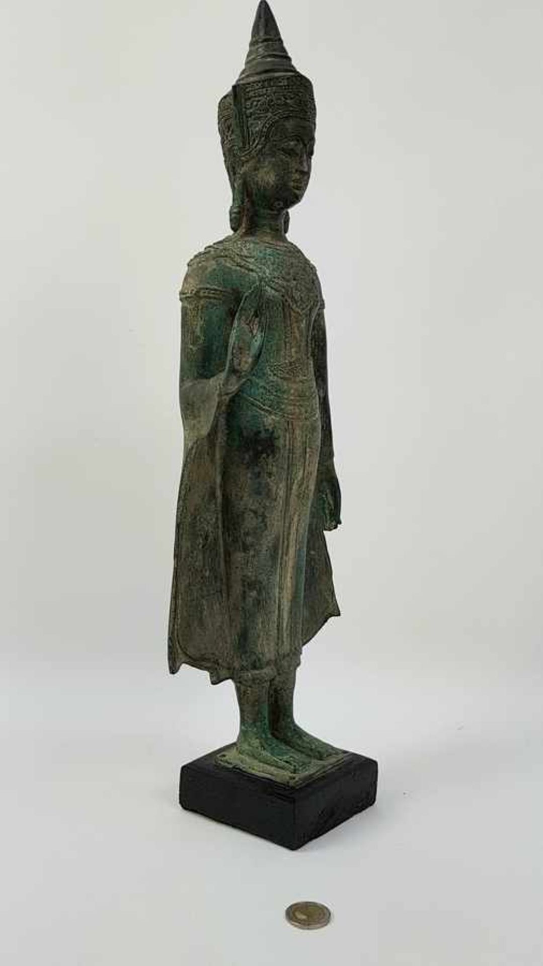 (Aziatica) BoeddhaStaande bronzen Boeddha Cambodja, eind 20e eeuw. Conditie: In goede staat. - Bild 5 aus 8