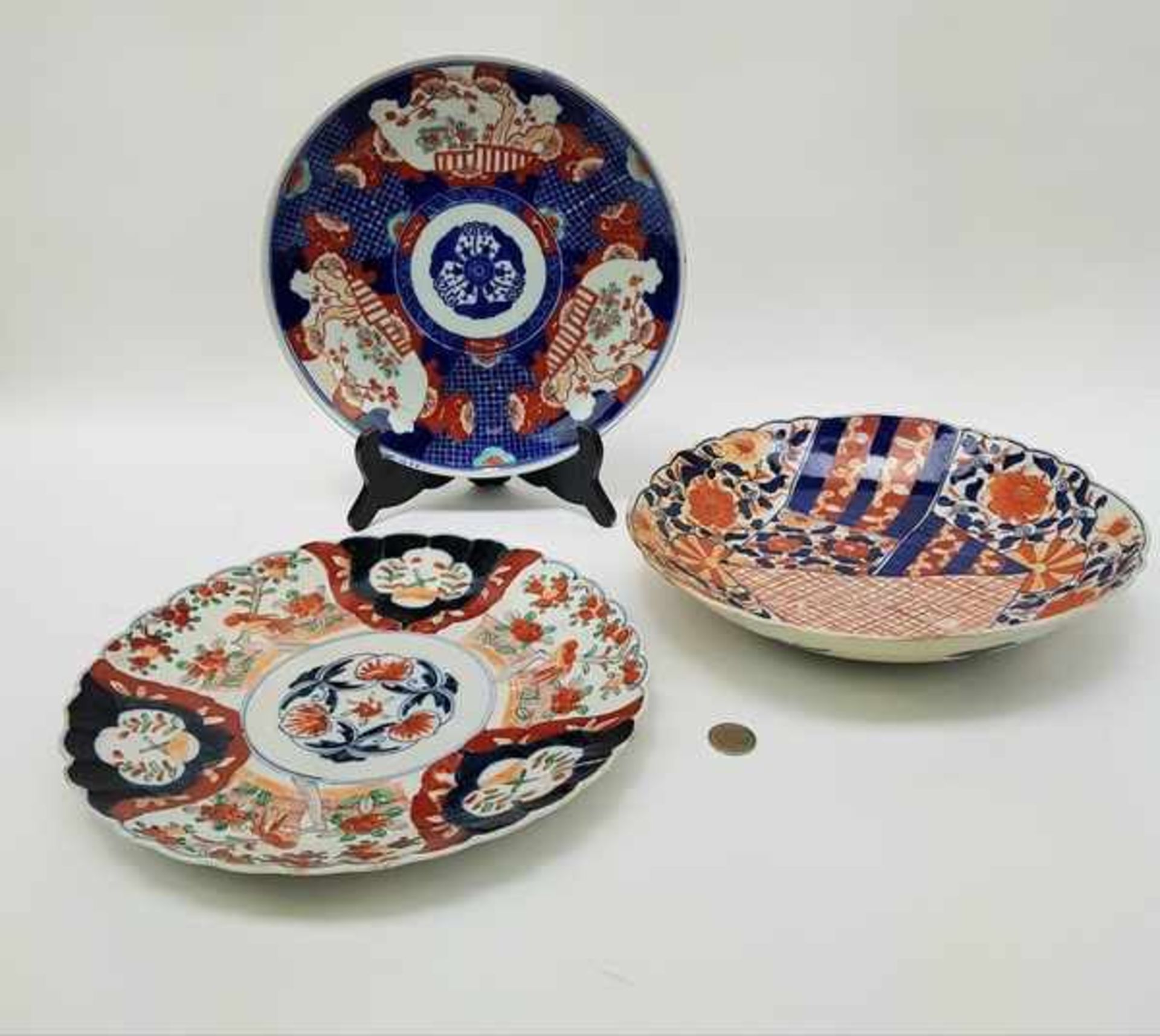 (Aziatica) Twee Imari borden en een schaal - Japan- 19e eeuw - Image 2 of 11