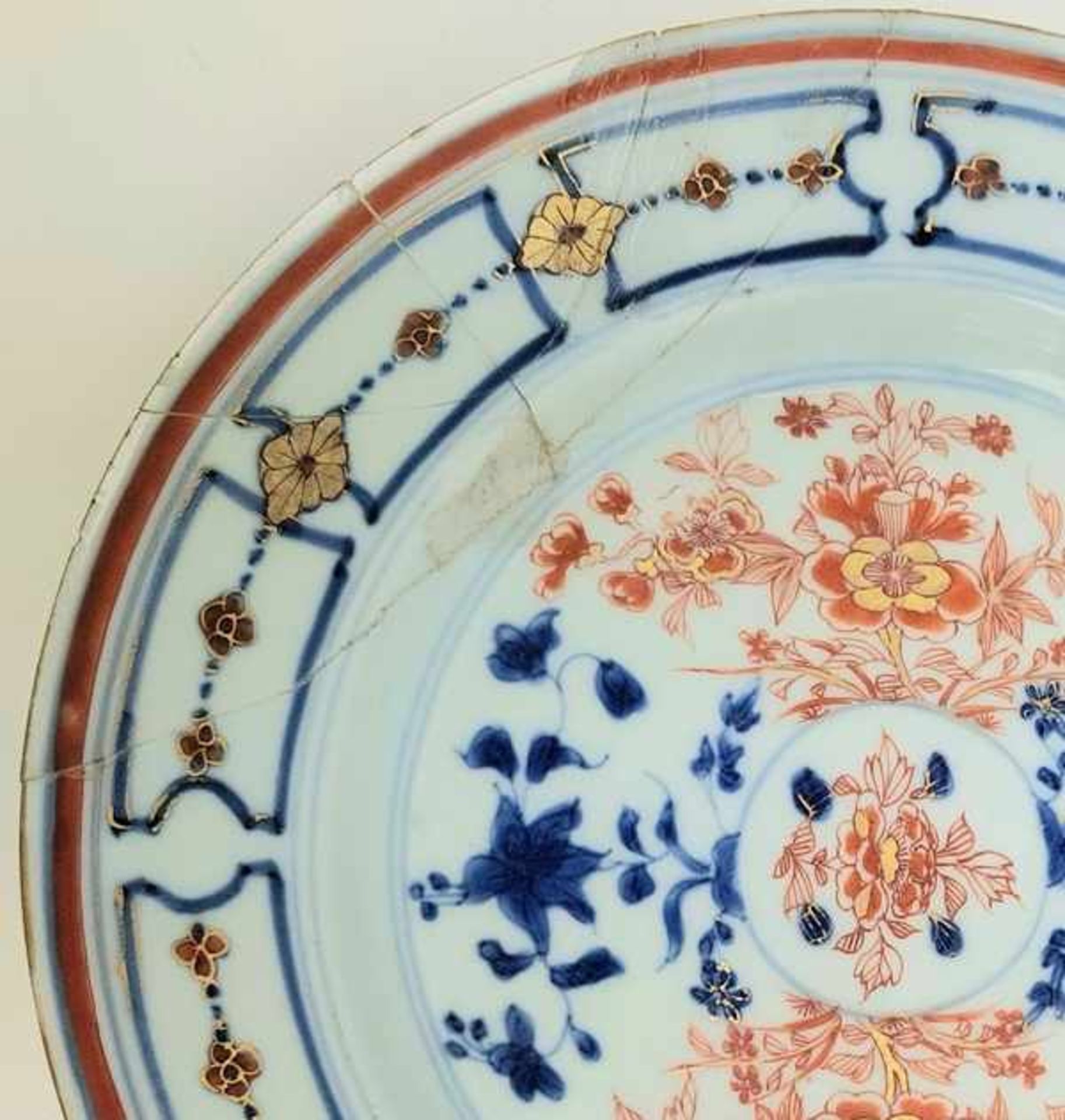 (Aziatica) Drie Imari borden - China - begin 18e eeuw (Kangxi periode) - Image 7 of 10