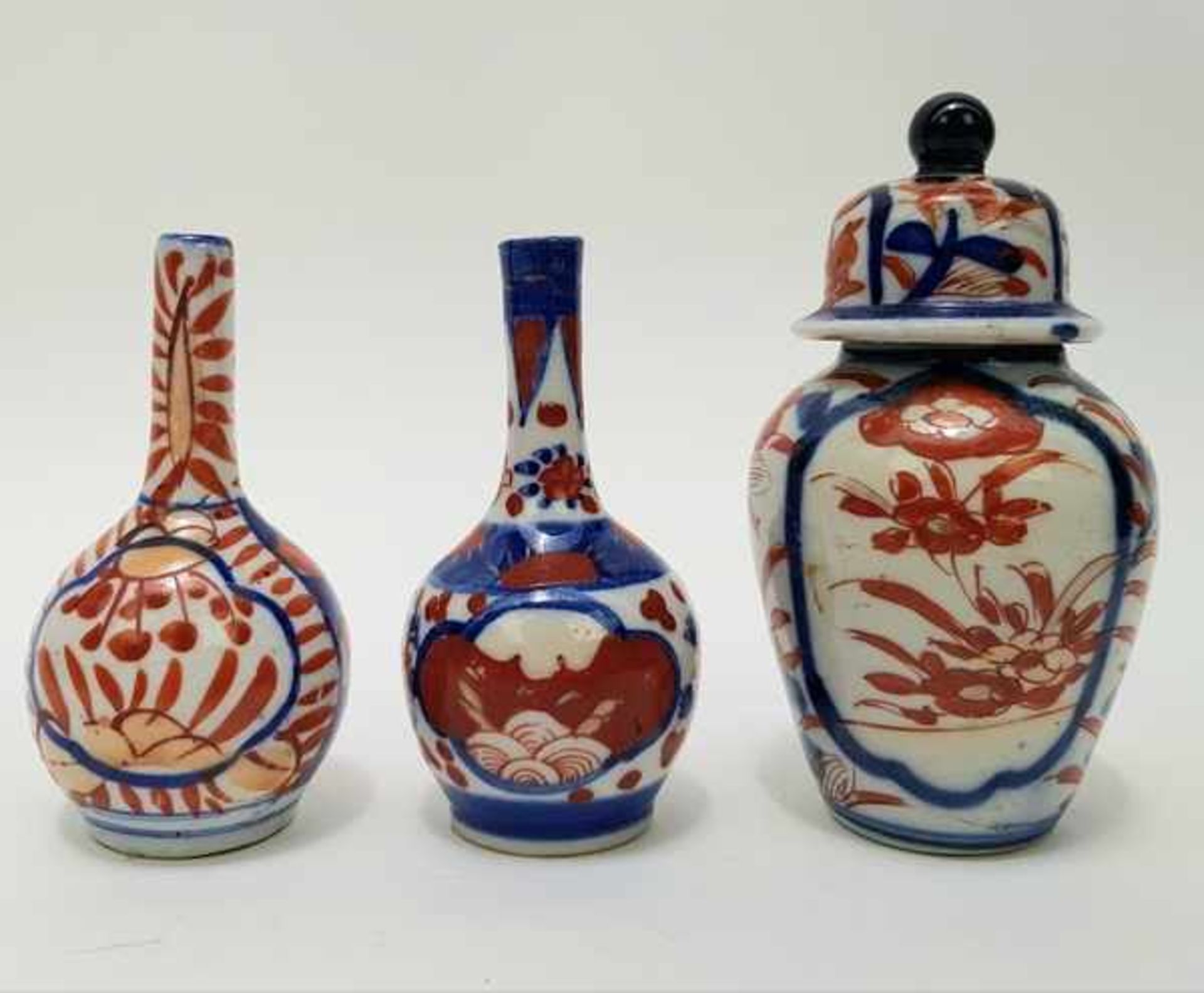 (Aziatica) Twee Imari vaasjes en deksel pot - Japan - 19e eeuw - Bild 6 aus 8