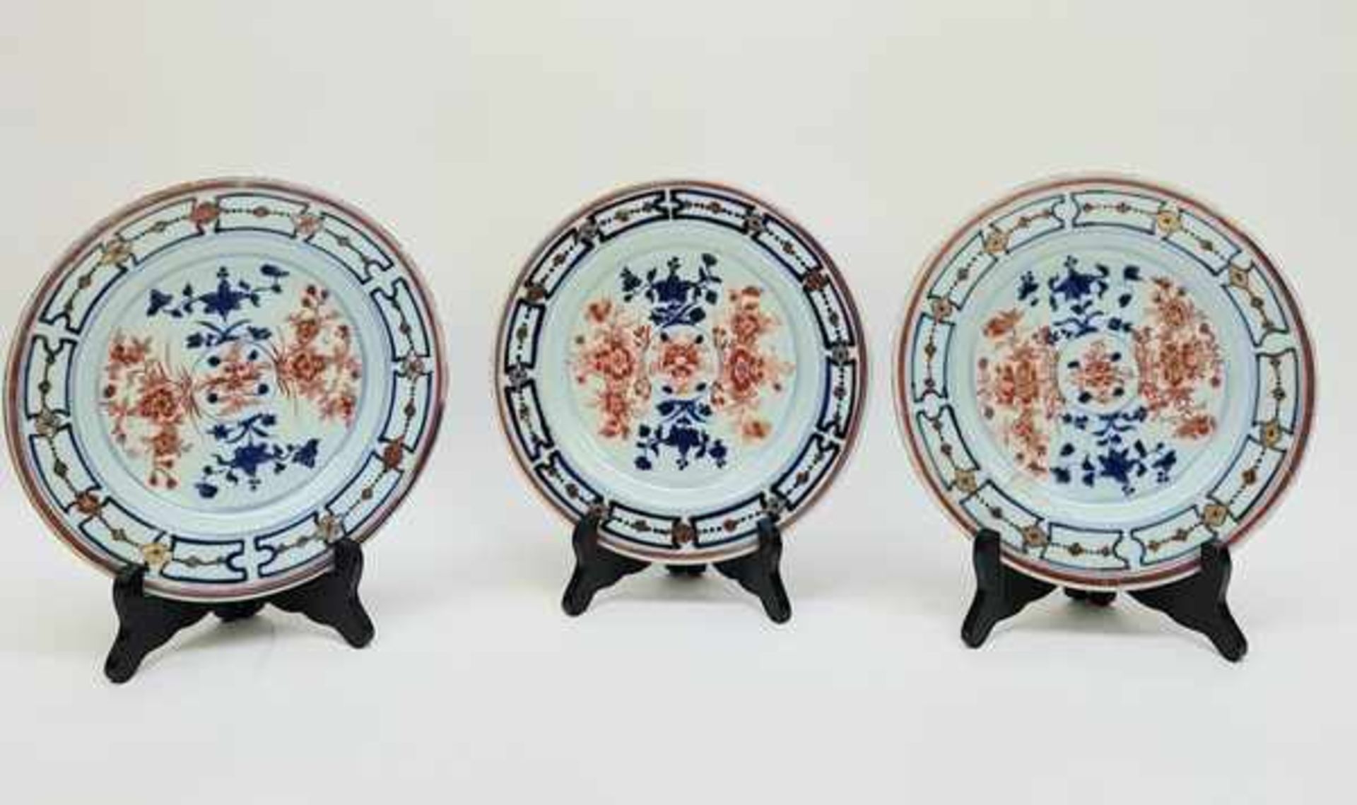 (Aziatica) Drie Imari borden - China - begin 18e eeuw (Kangxi periode)