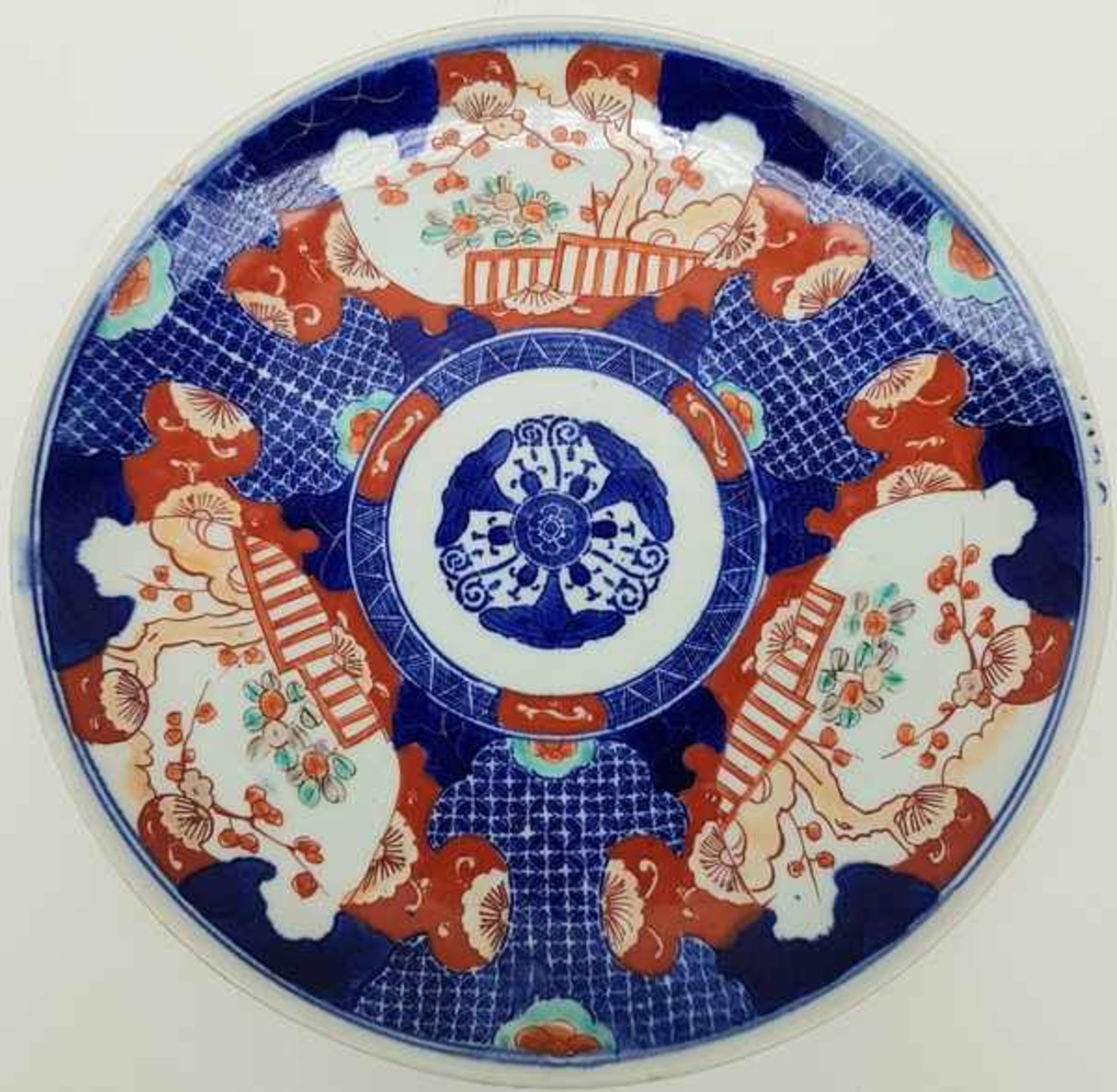 (Aziatica) Twee Imari borden en een schaal - Japan- 19e eeuw - Image 6 of 11