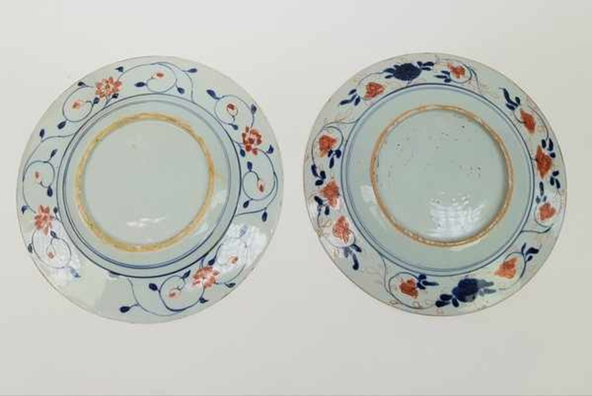 (Aziatica) Twee Imari borden - China - begin 18e eeuw (Kangxi periode) - Image 5 of 7