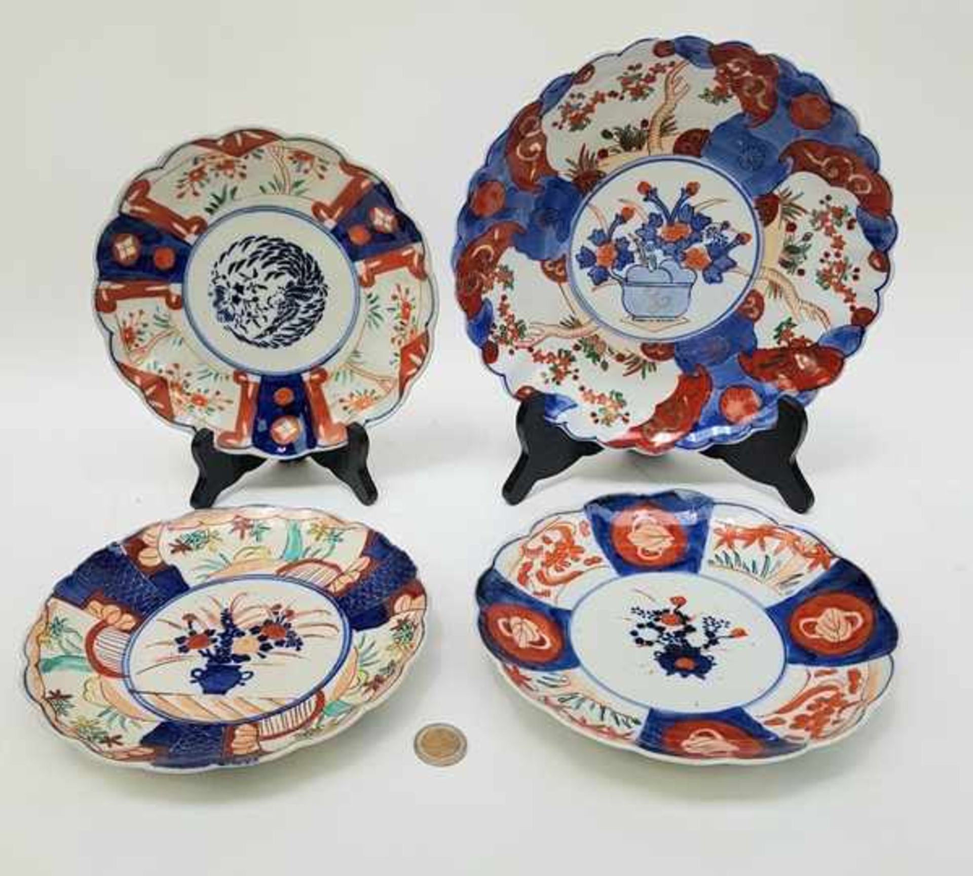 (Aziatica) Vier Imari borden - Japan - 19e eeuw - Image 2 of 11