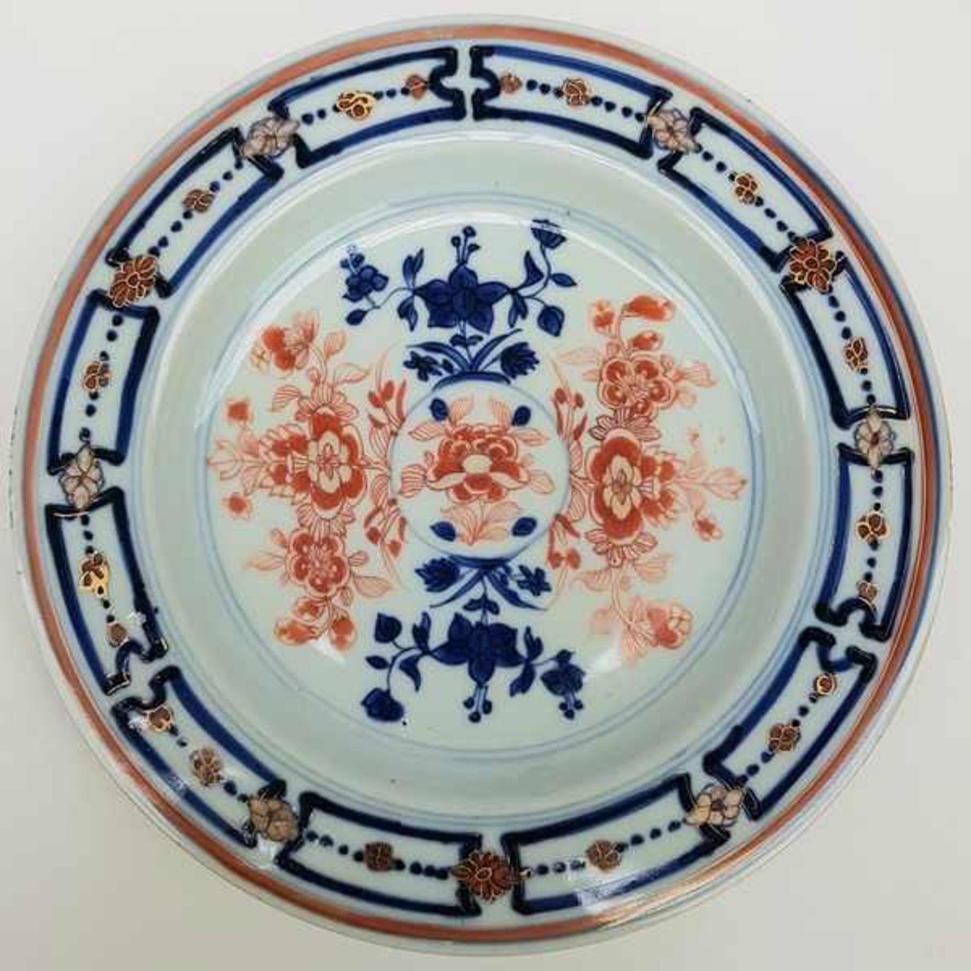 (Aziatica) Drie Imari borden - China - begin 18e eeuw (Kangxi periode) - Image 2 of 10