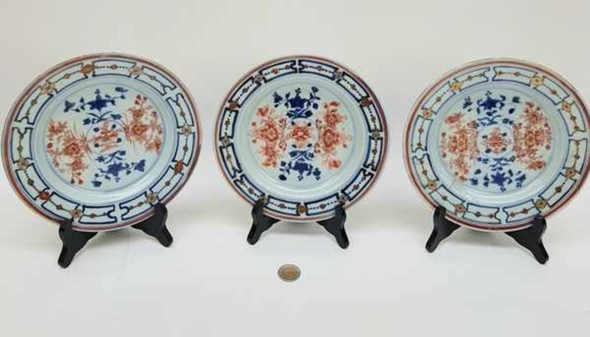 (Aziatica) Drie Imari borden - China - begin 18e eeuw (Kangxi periode) - Bild 9 aus 10
