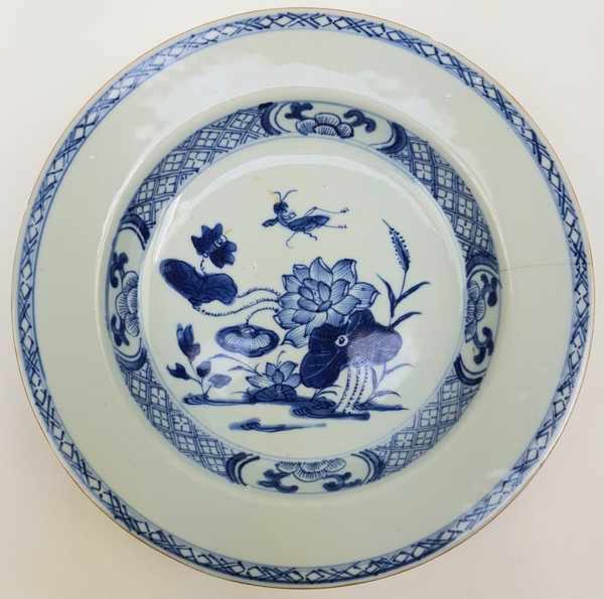 (Aziatica) Drie blauw witte borden met een decor sprinkhaan in een tuin -China- 18e eeuw ( - Image 9 of 10