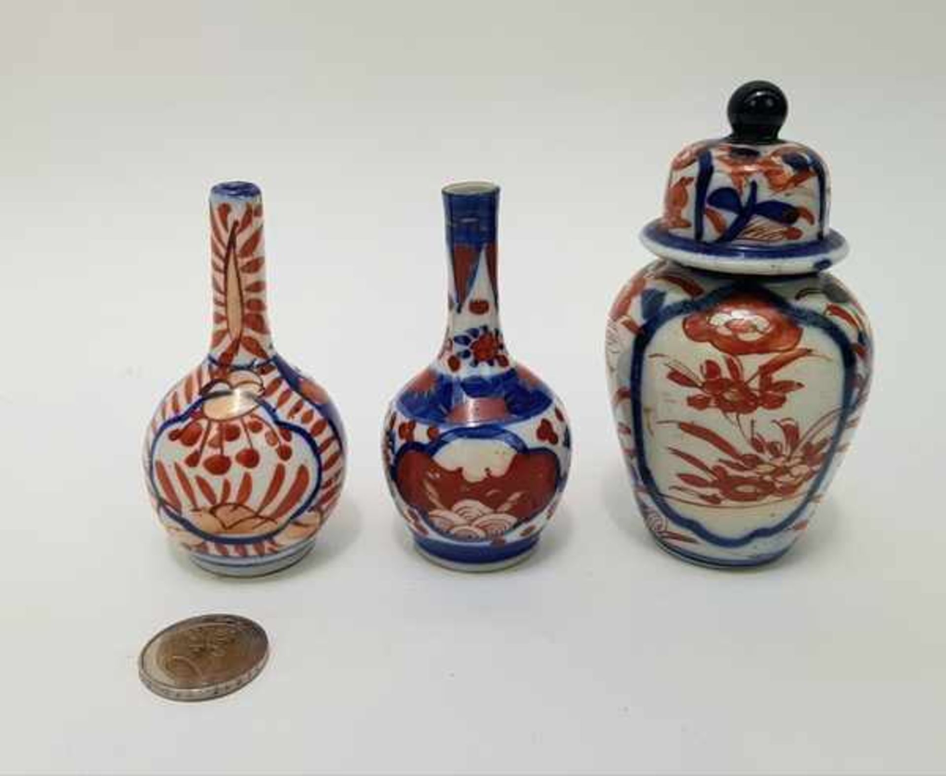 (Aziatica) Twee Imari vaasjes en deksel pot - Japan - 19e eeuw - Bild 2 aus 8