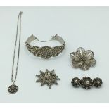 (Zilver) Zilver, sieraden met Zeeuwse knoppen waaronder een armband en broches, 1e helft 20e eeuw