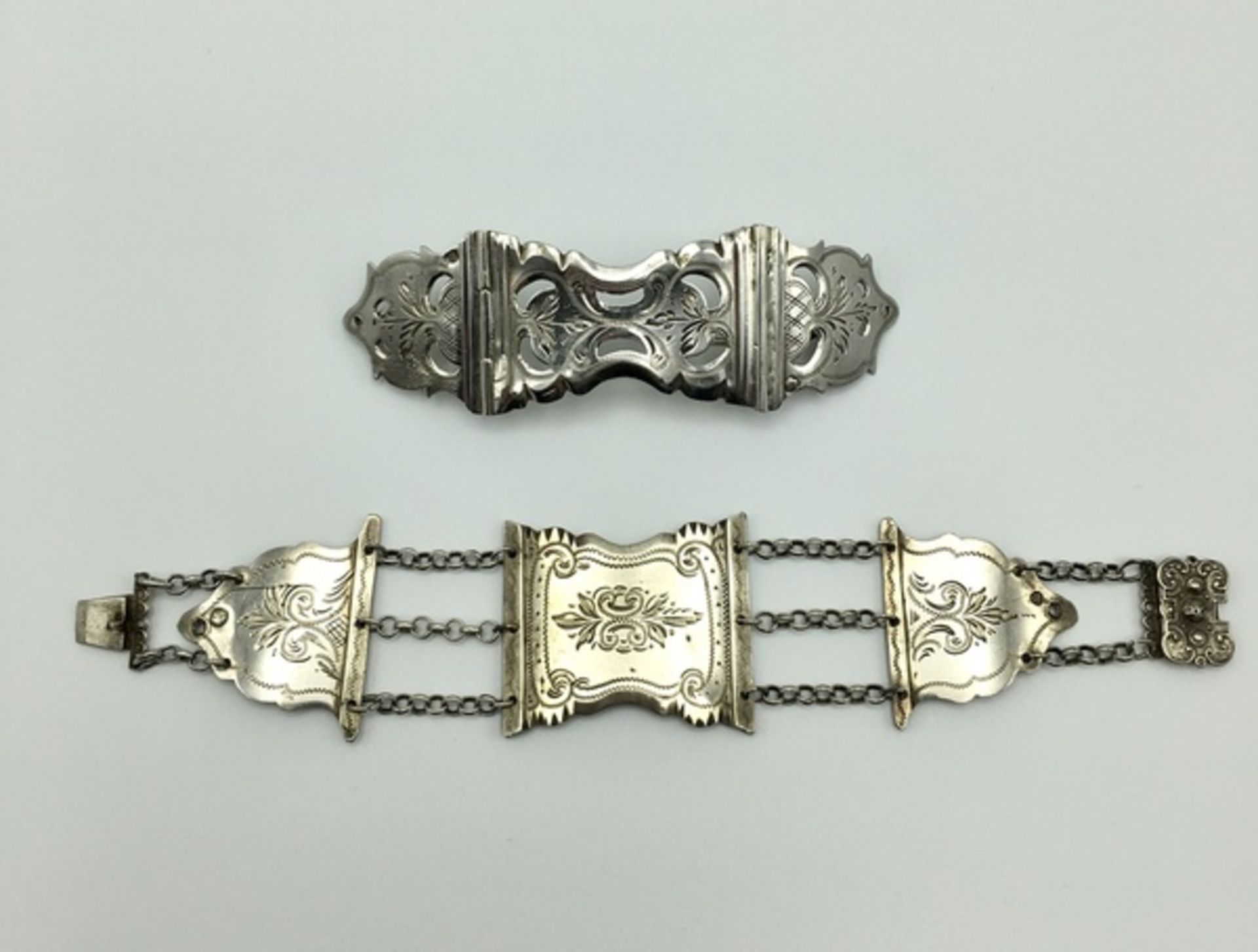(Zilver) Zilver, armband (1916) en haarclip (1881) gemaakt van oude bijbelsloten, Nederlands