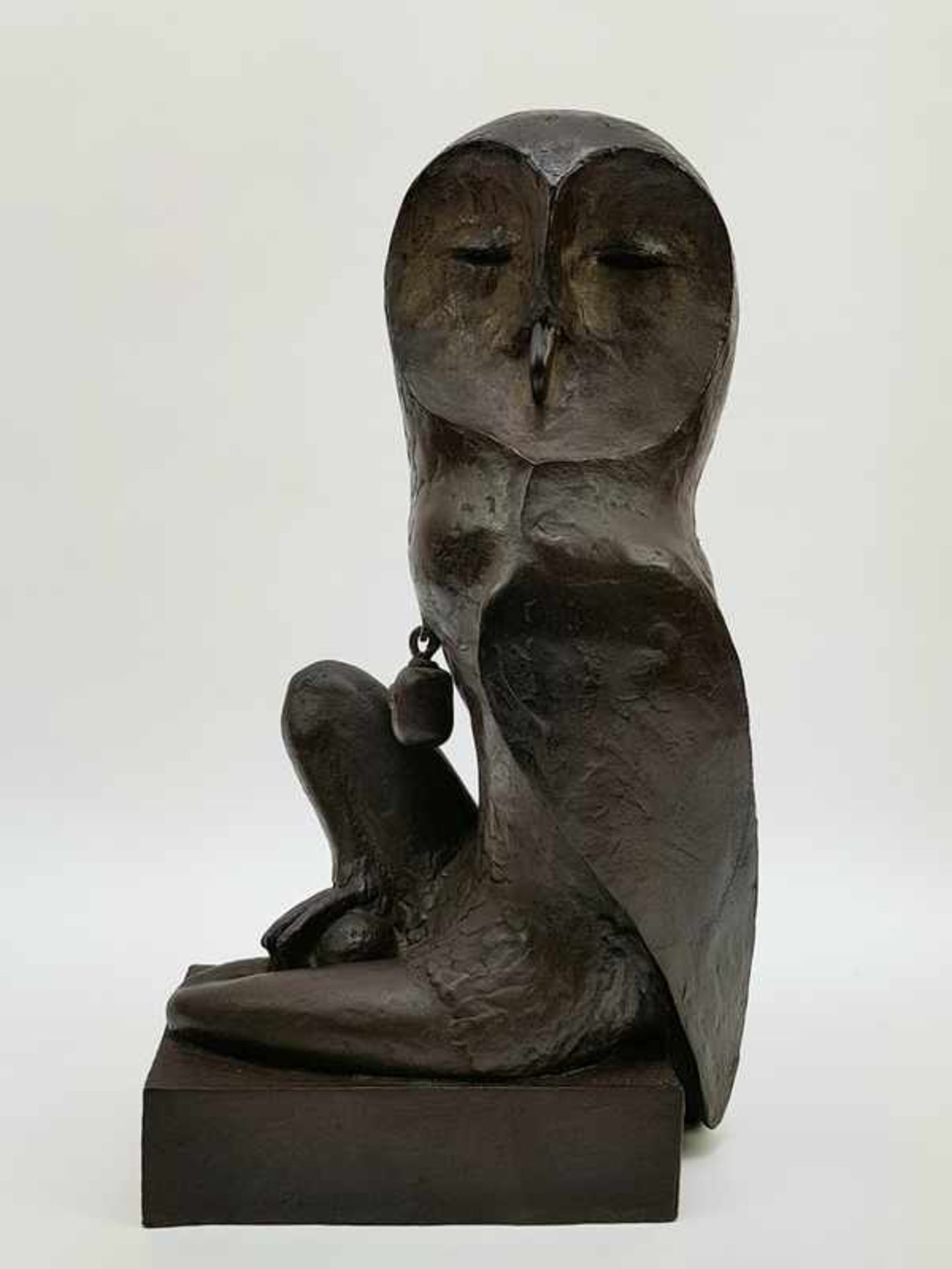 (Kunst) Uil met vrouwen benen, beeld brons