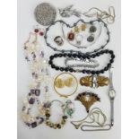 (Sieraden) Diverse materialen, lot van 23 stuks diverse sieraden, 20e eeuwDiverse materialen wa