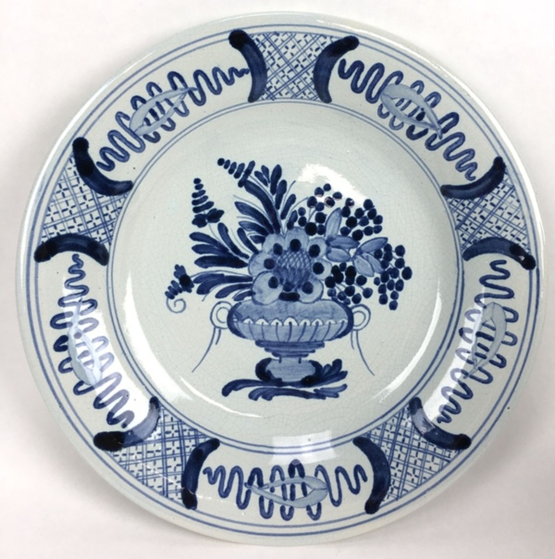 (Antiek) Delfts blauwe bordenVier Delfts blauwe borden, waaronder Makkum, 19e en 20e eeuw. Cond - Bild 4 aus 11