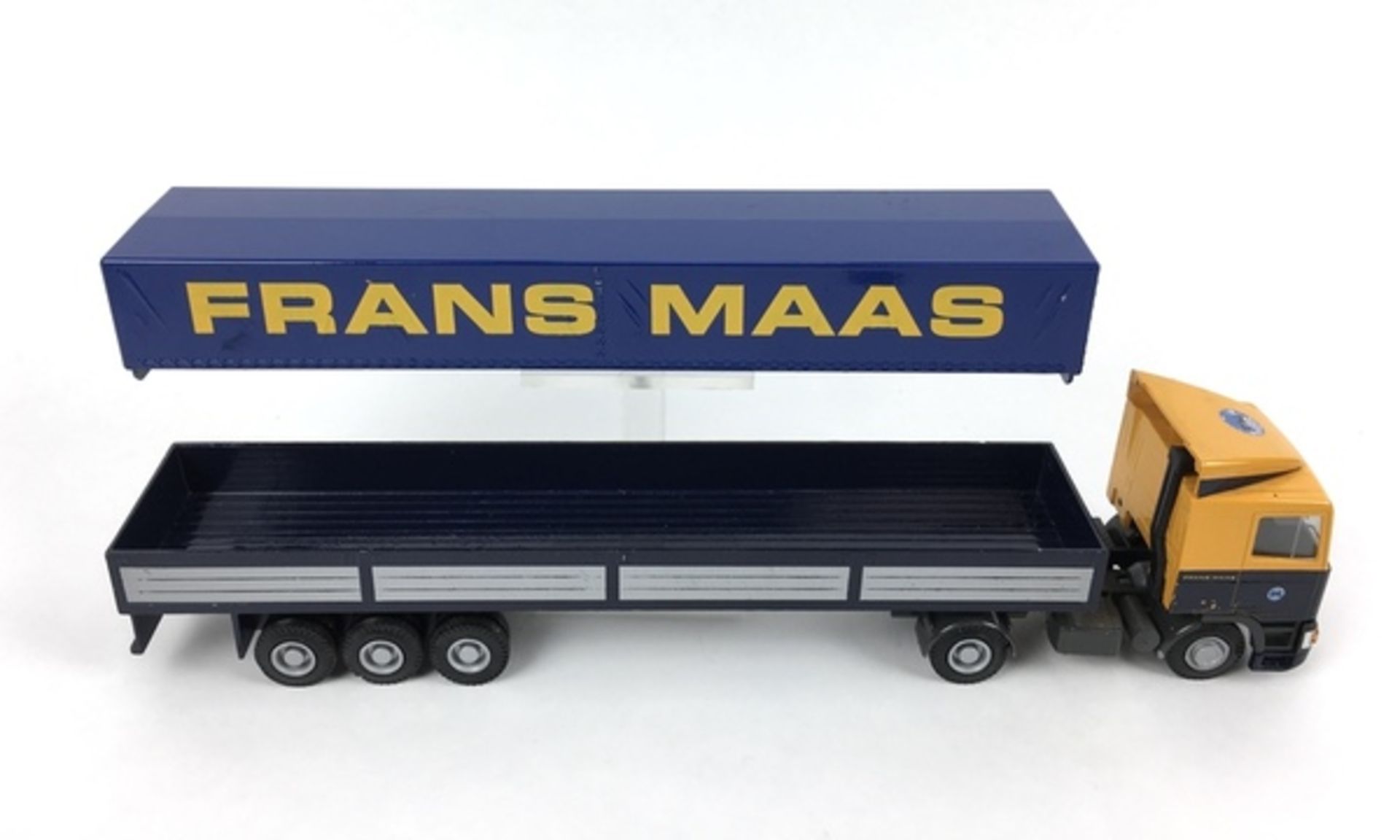 (Speelgoed) Vrachtwagens Frans Maas, Lion CarDrie Lion Car vrachtwagens met het bedrijfslogo va - Image 4 of 11