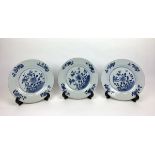 (Aziatica) Borden, ChinaDrie blauw witte Chinese borden met florale motieven. 18e eeuw. Conditi