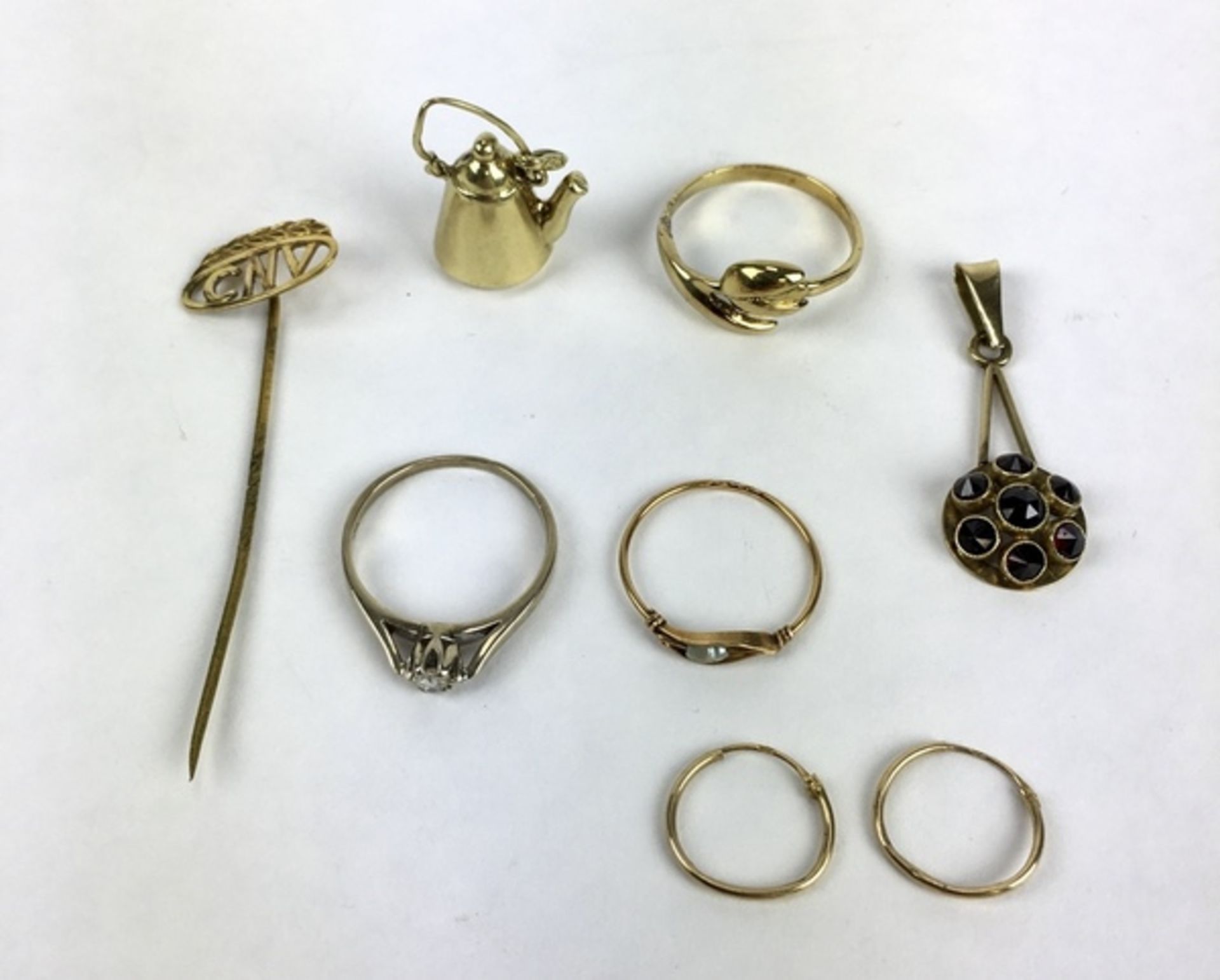 (Goud) Divers lot gouden sieradenDivers lot 14 karaats gouden sieraden bestaande uit ringen, oo