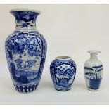 (Aziatica) Porseleinen vazen, JapanDrie porseleinen vazen, Japan, eind 19e en begin 20e eeuw. C