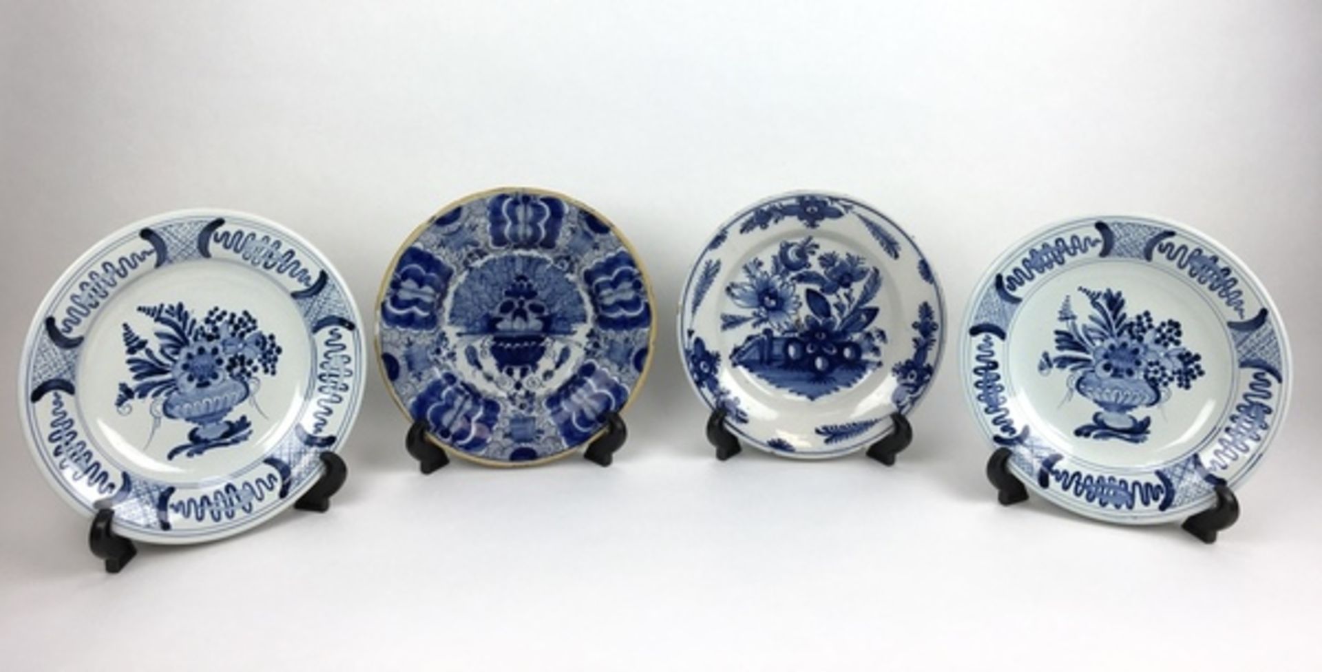 (Antiek) Delfts blauwe bordenVier Delfts blauwe borden, waaronder Makkum, 19e en 20e eeuw. Cond