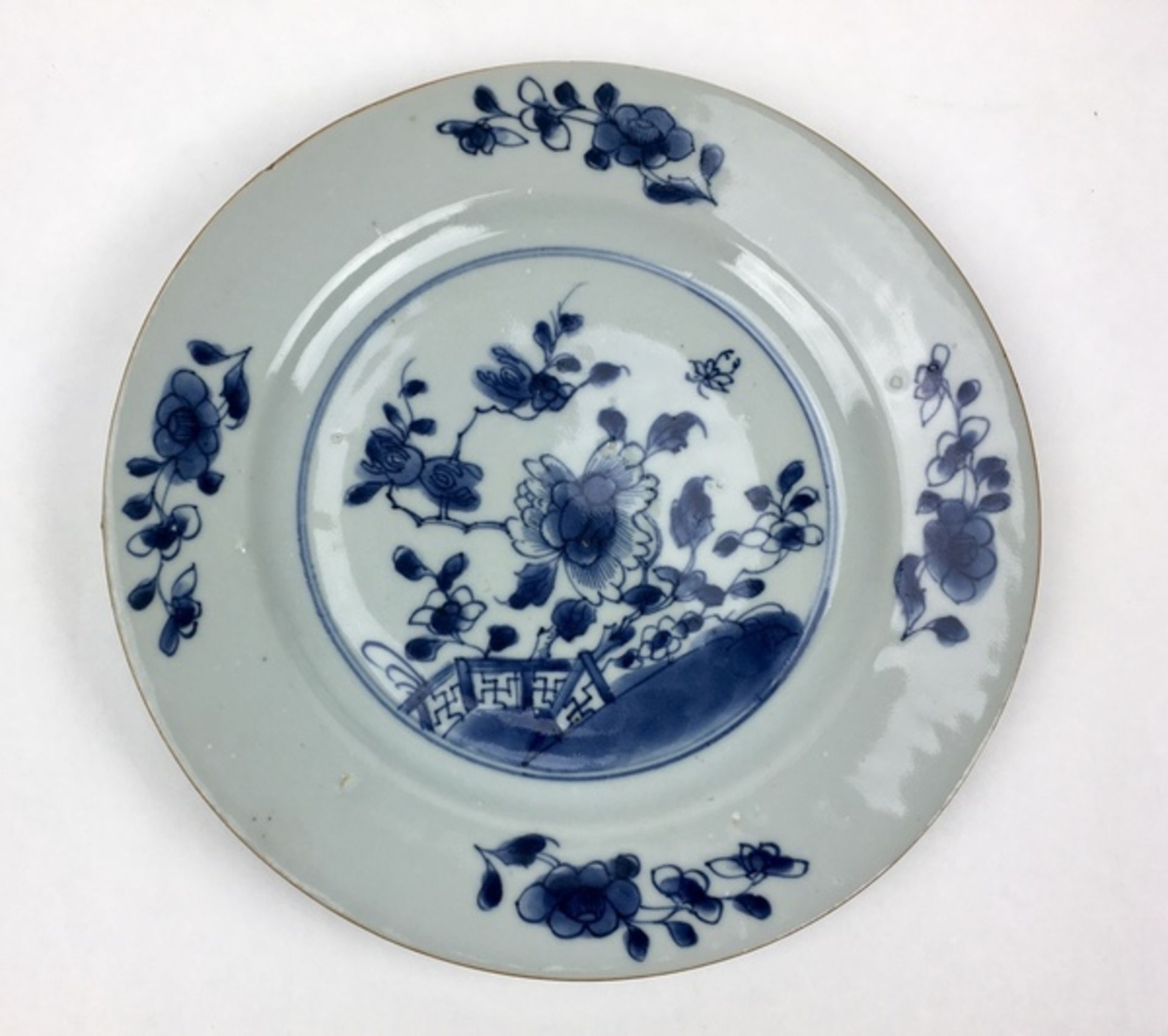 (Aziatica) Borden, ChinaDrie blauw witte Chinese borden met florale motieven. 18e eeuw. Conditi - Image 4 of 9