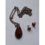 (Sieraden) Barnsteen hanger en oorbellenZilveren ketting met barnsteen hanger en zilveren oorbe