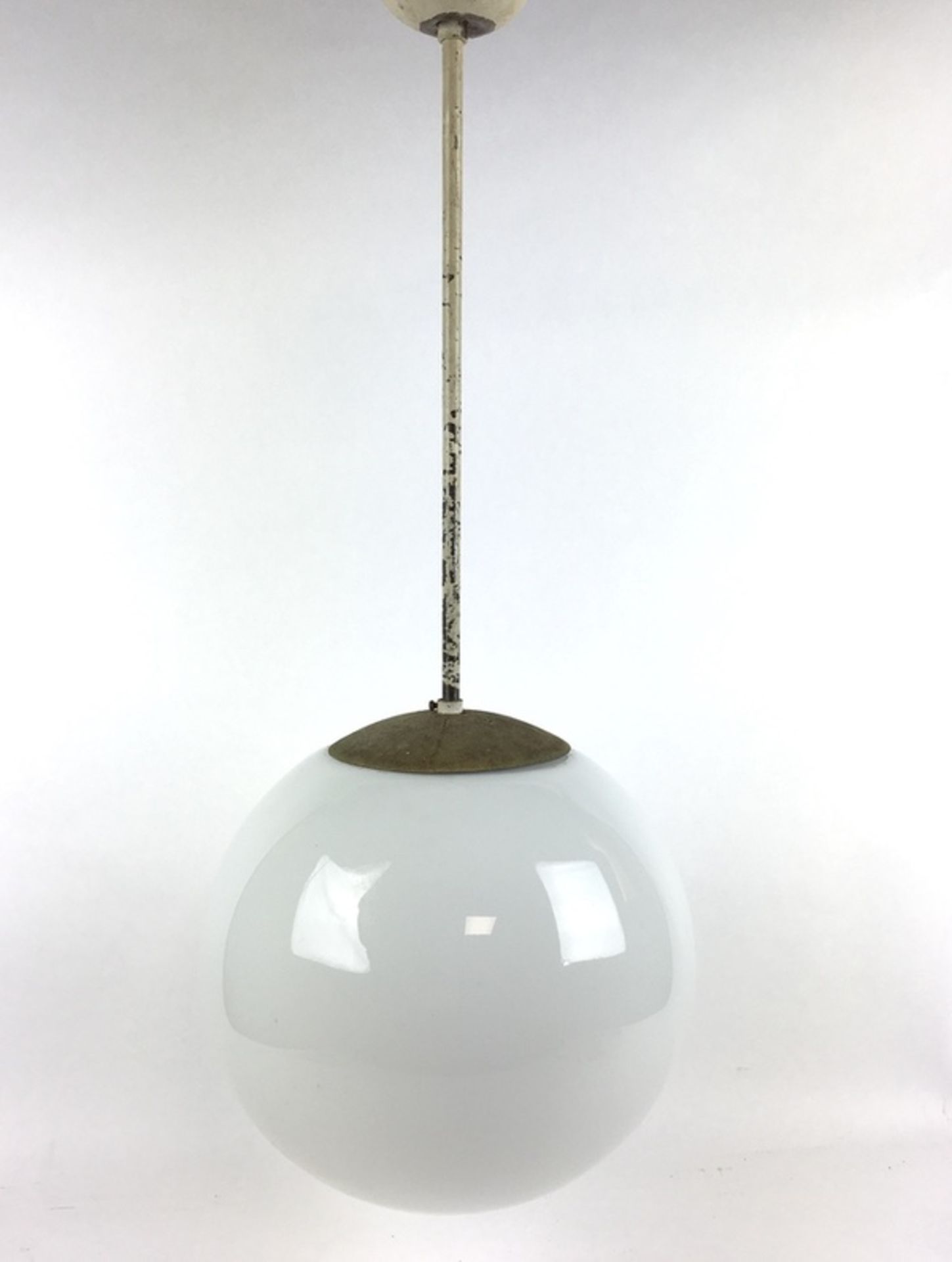 (Curiosa) HanglampGispen stijl school lamp met ronde melkglazen bol, midden 20e eeuw. Conditie: