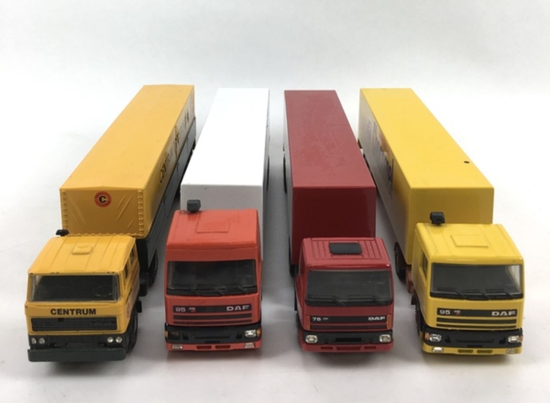 (Speelgoed) Vrachtwagens, Lion-ToysVier Lion-Toys vrachtwagens met bedrijfslogo en dozen. Condi - Image 2 of 4