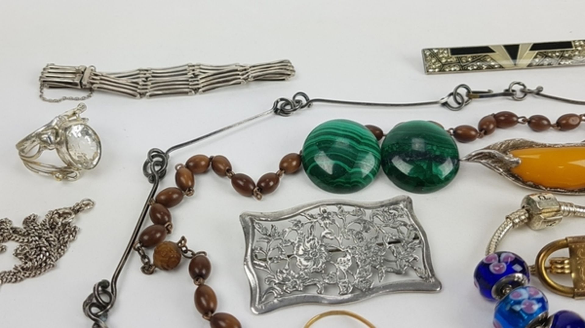 (Sieraden) Diverse materialen, lot van 27 stuks diverse sieraden, 20e eeuwDiverse materialen wa - Bild 7 aus 17