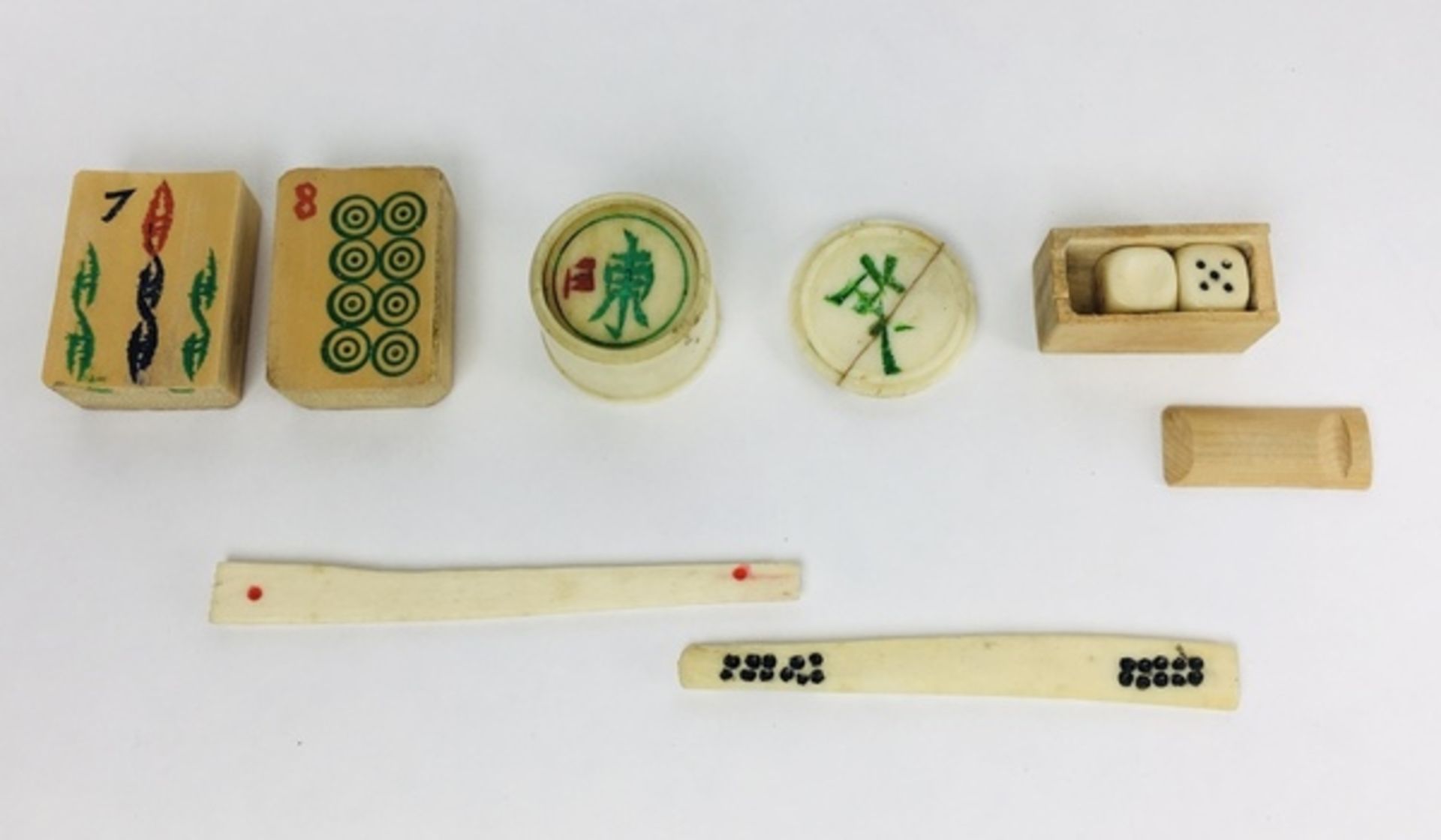(Mahjong) Mahjong, bamboe, circa 1924Het bordeauxrode blik met vierkante karakters is vermoedel - Bild 4 aus 7
