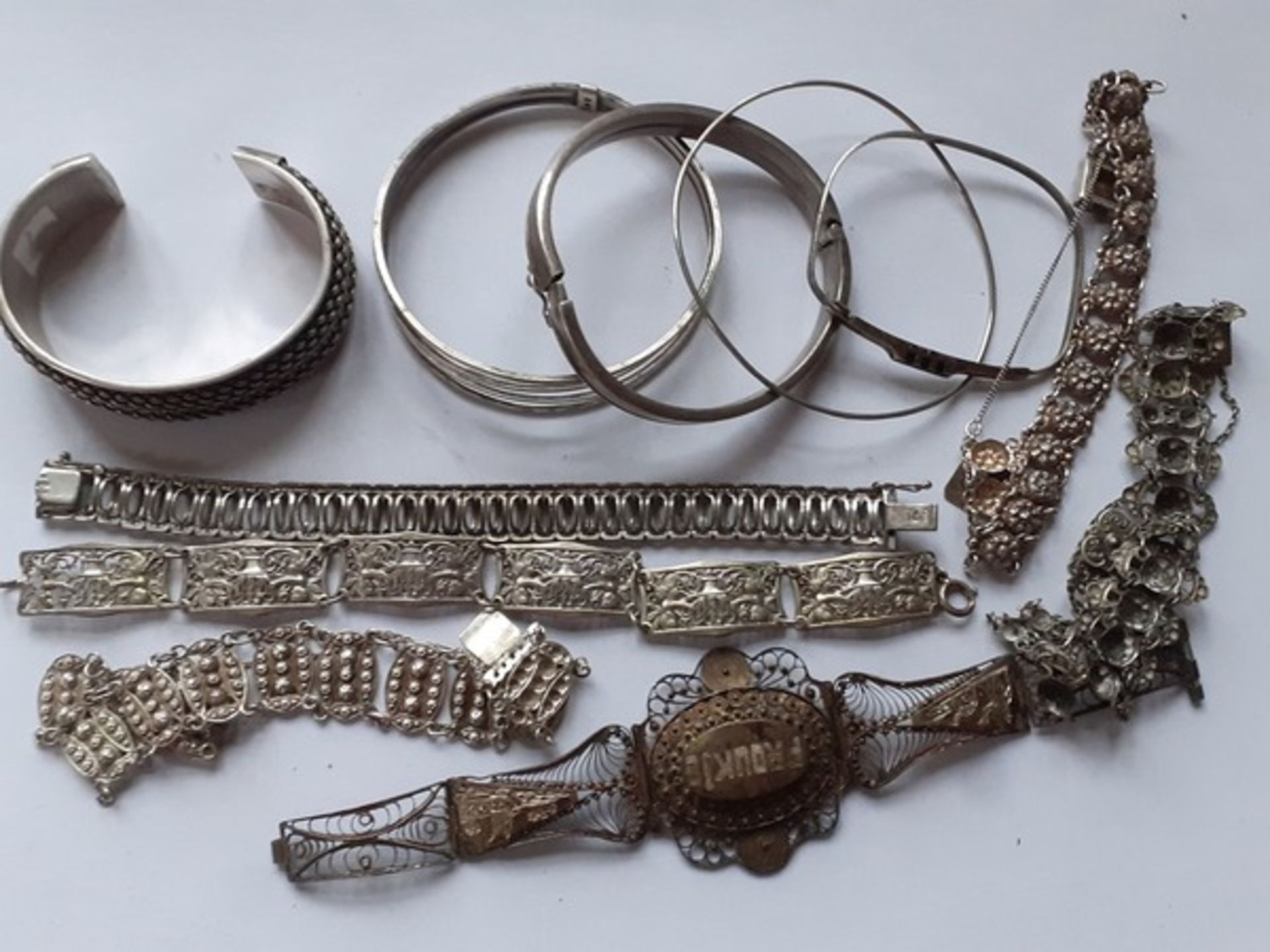 (Zilver) Zilveren armbandenDivers zilveren armbanden. Conditie: Deels beschadigd.