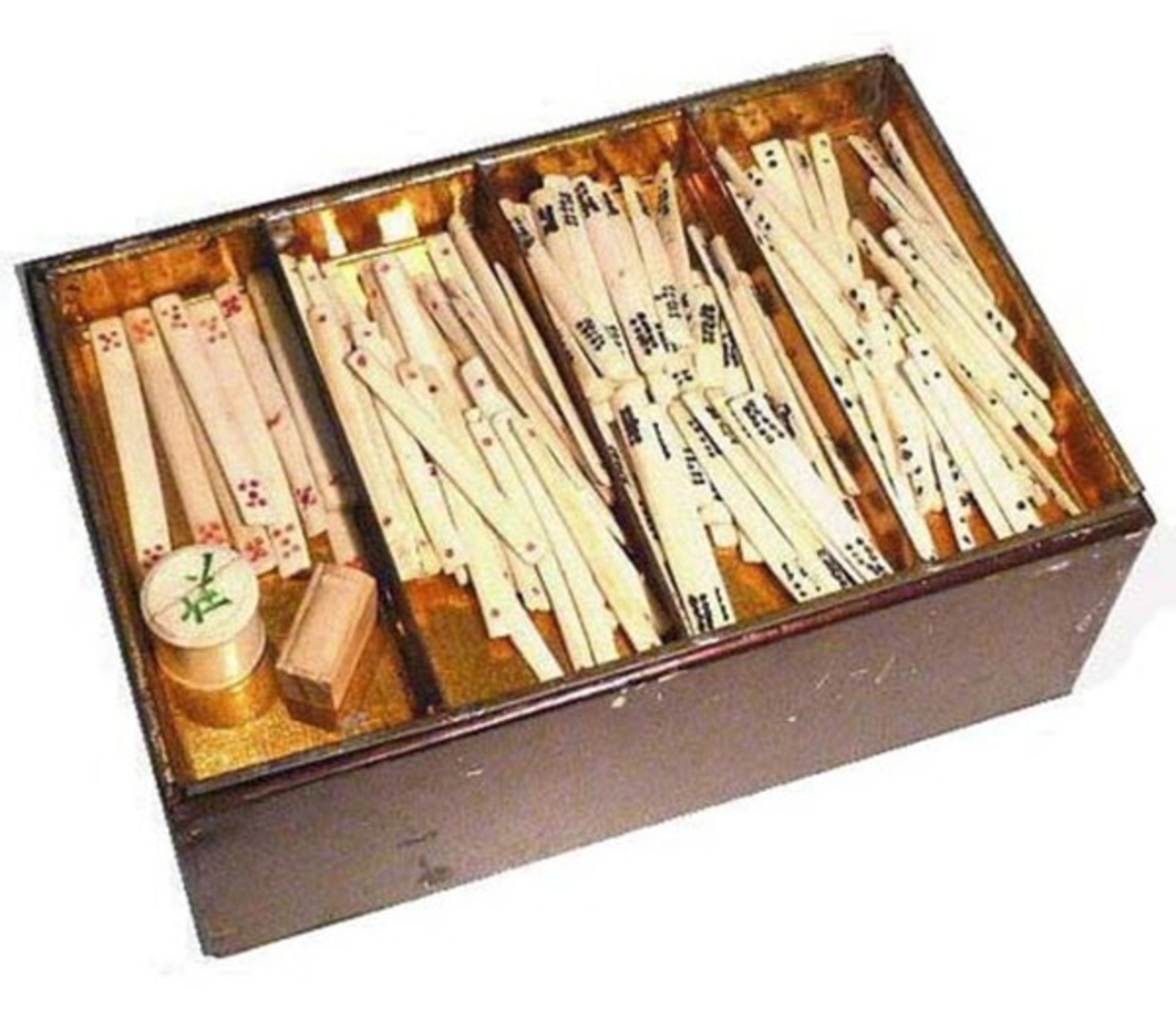 (Mahjong) Mahjong, bamboe, circa 1924Het bordeauxrode blik met vierkante karakters is vermoedel - Bild 7 aus 7