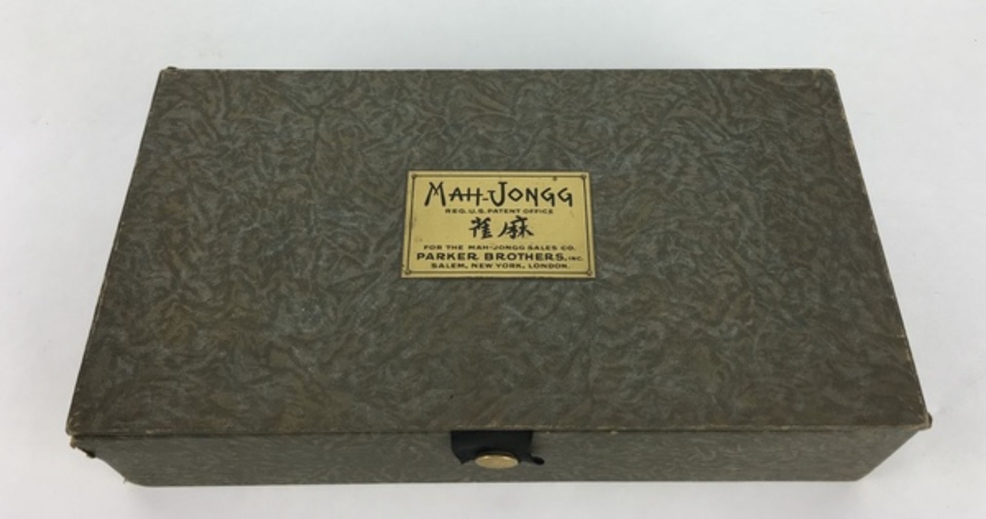 (Mahjong) Mahjong, Parker Brothers, 1923De platte doos met messing etiket is Amerikaans, van ka