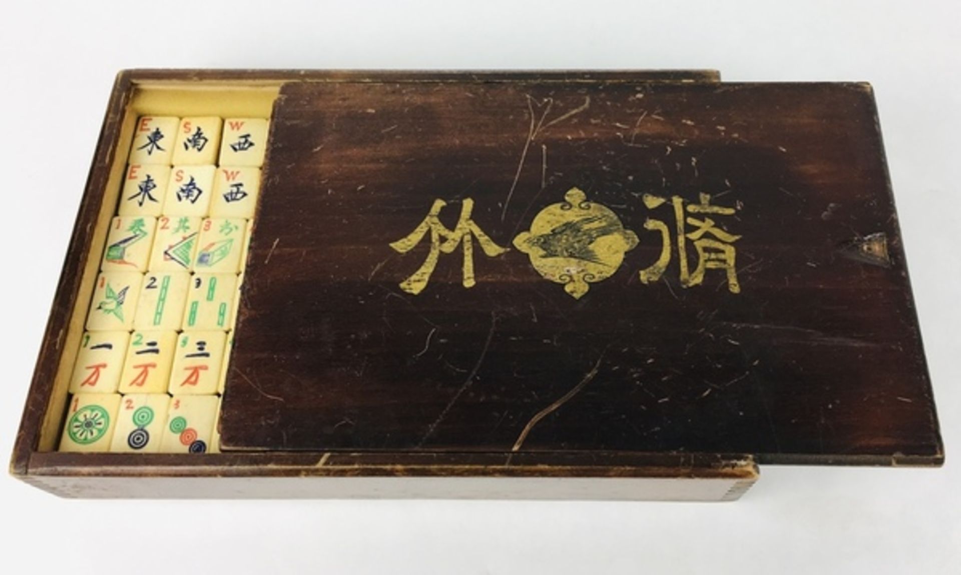 (Mahjong) Mahjong, schuifdoos, circa 1930Grote lage schuifdoos met Pe-Ling-logo en karakters. D - Bild 3 aus 6
