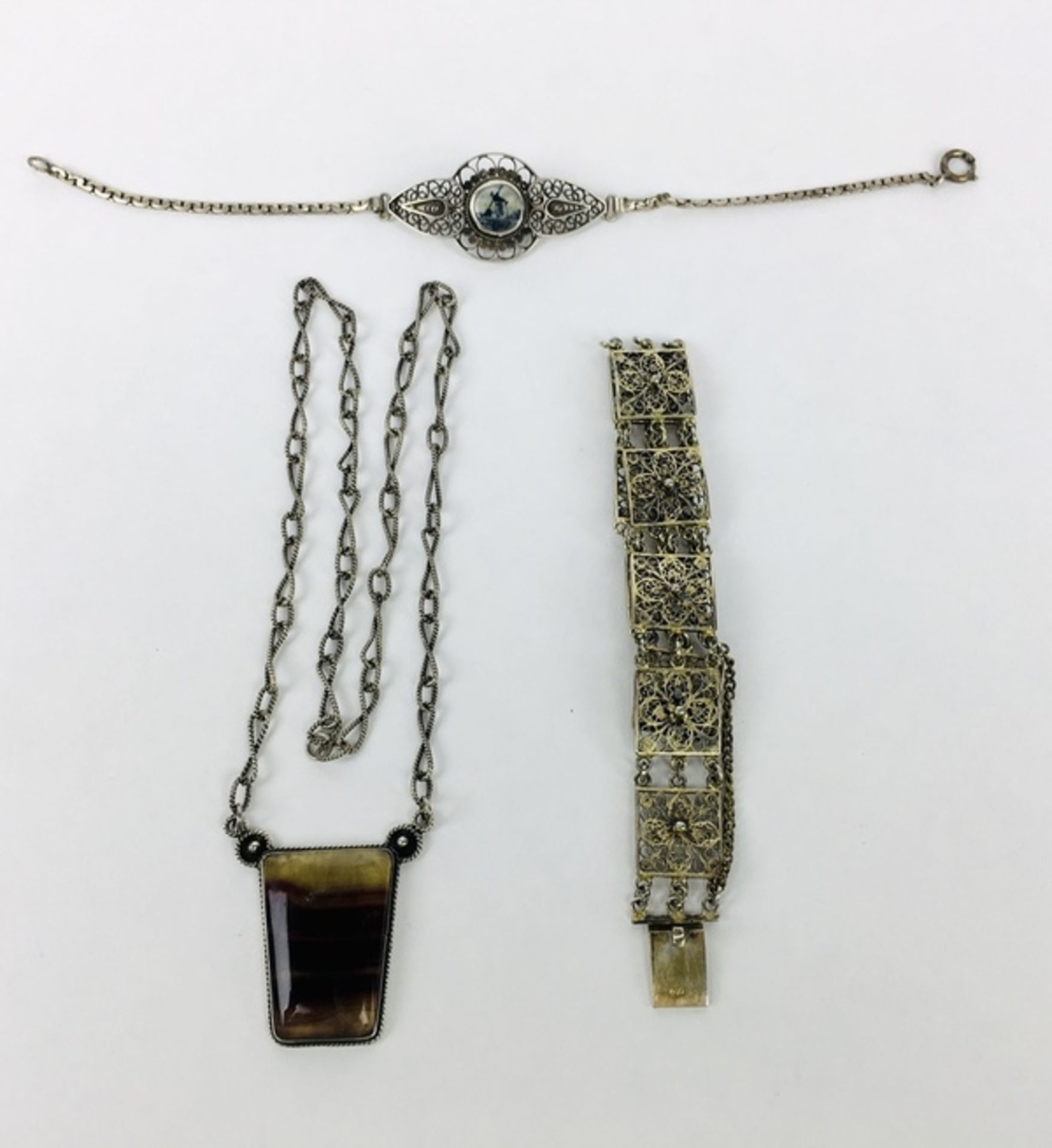 (Zilver) Halsketting en armbandenAntieke zilveren armbanden en een halsketting. Conditie: In go