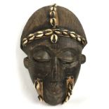 (Etnografica) Hout, decoratief masker met schelpen, 20/21 eeuw AfrikaHout, decoratief masker me