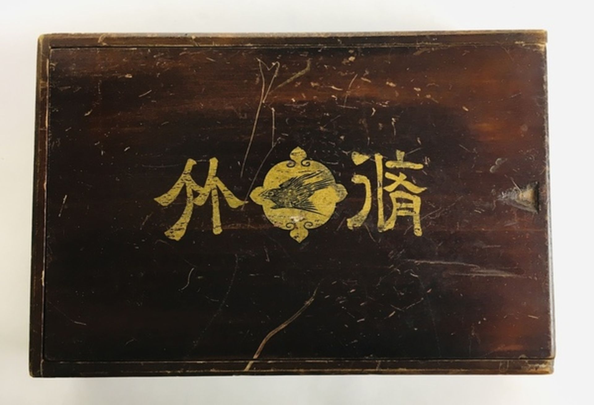 (Mahjong) Mahjong, schuifdoos, circa 1930Grote lage schuifdoos met Pe-Ling-logo en karakters. D - Bild 2 aus 6
