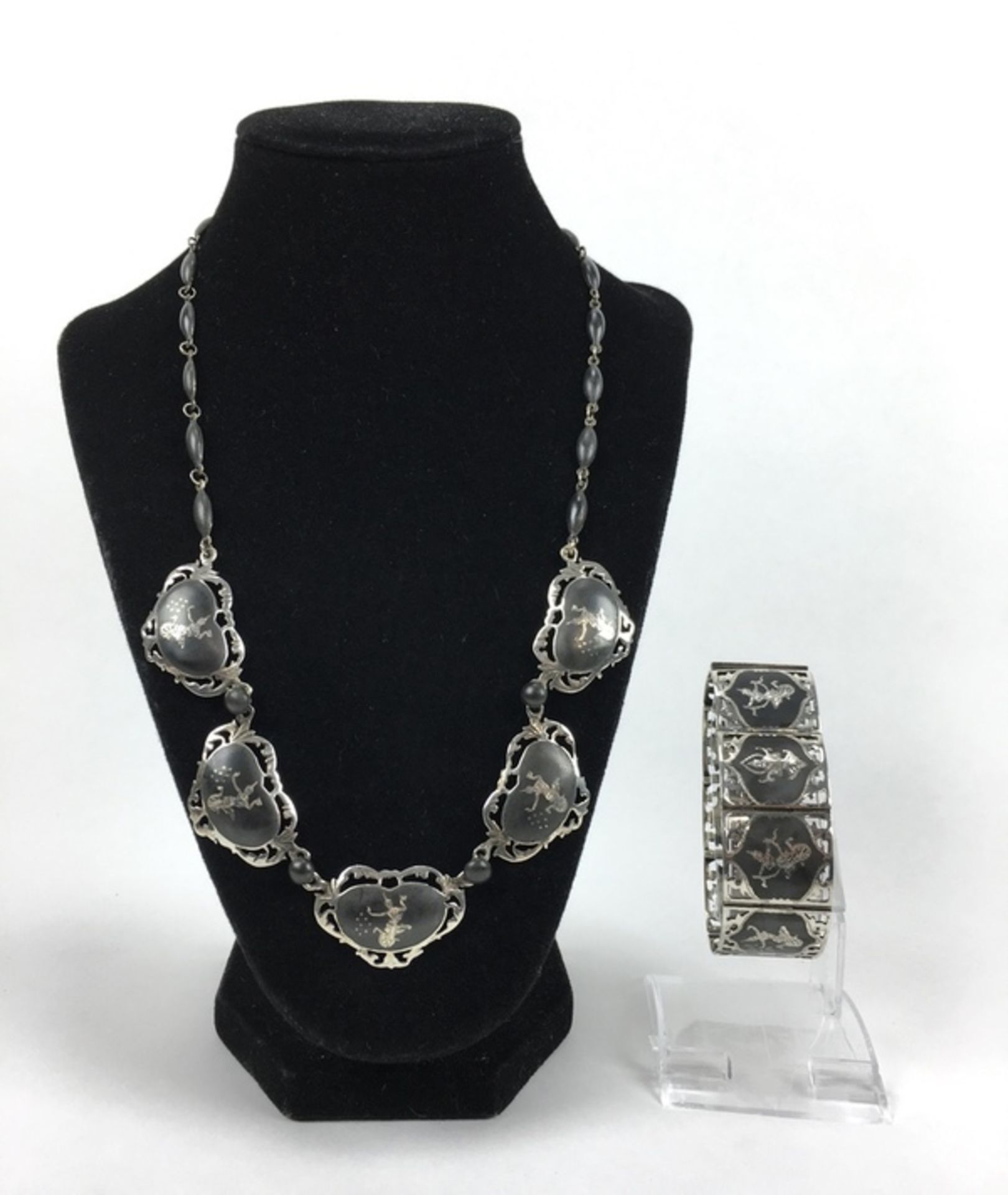 (Zilver) Zilver, armband en halskettingZilver, armband en halsketting. Midden 20e eeuw, Siam (T