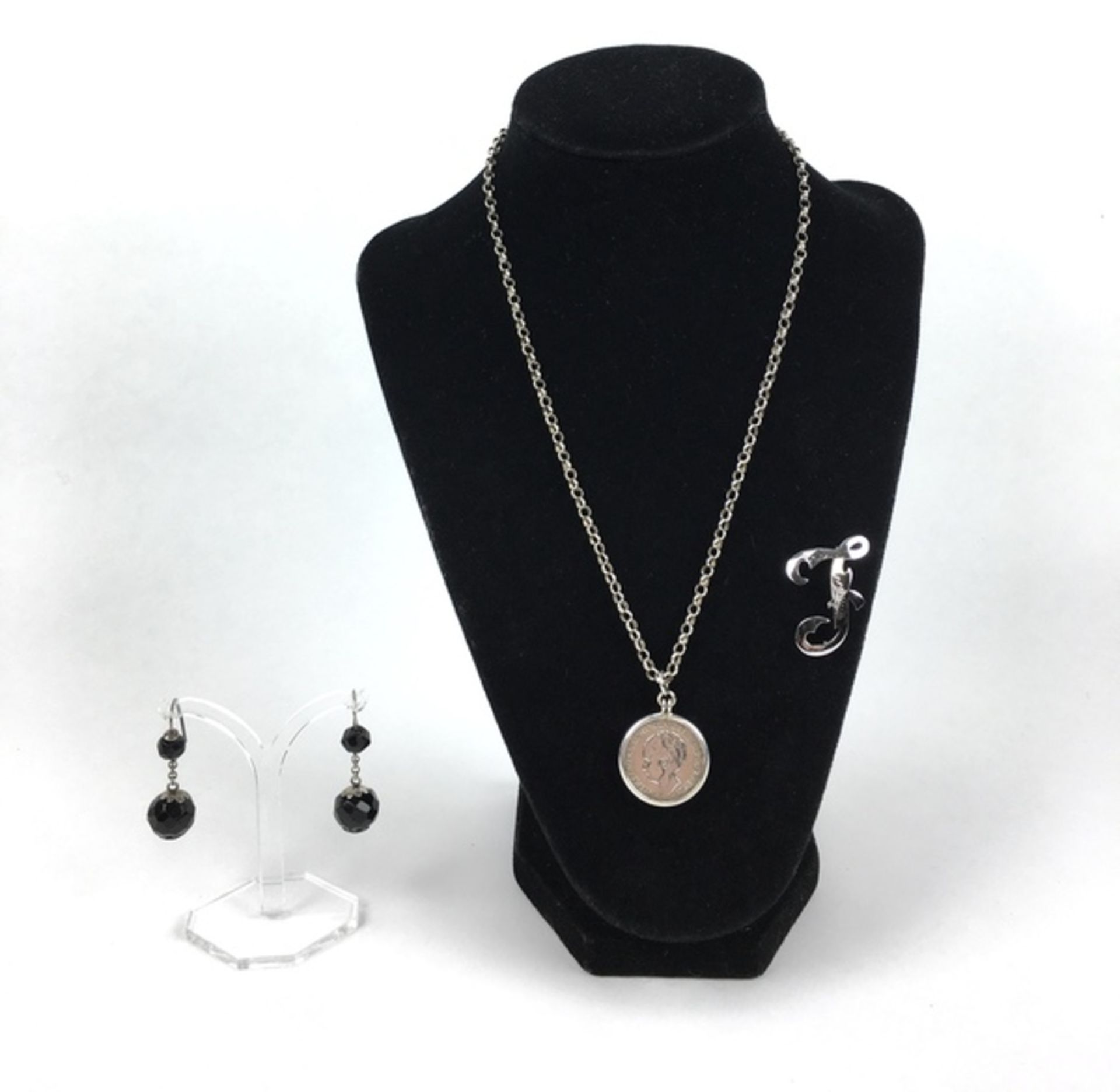 (Zilver) Broche, halsketting en oorbellenZilveren halsketting met 1/2 gulden Wilhelmina, broche